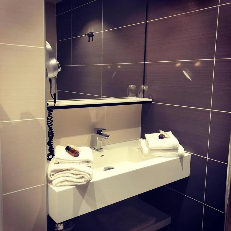 Bathroom in Hôtel de la Paix