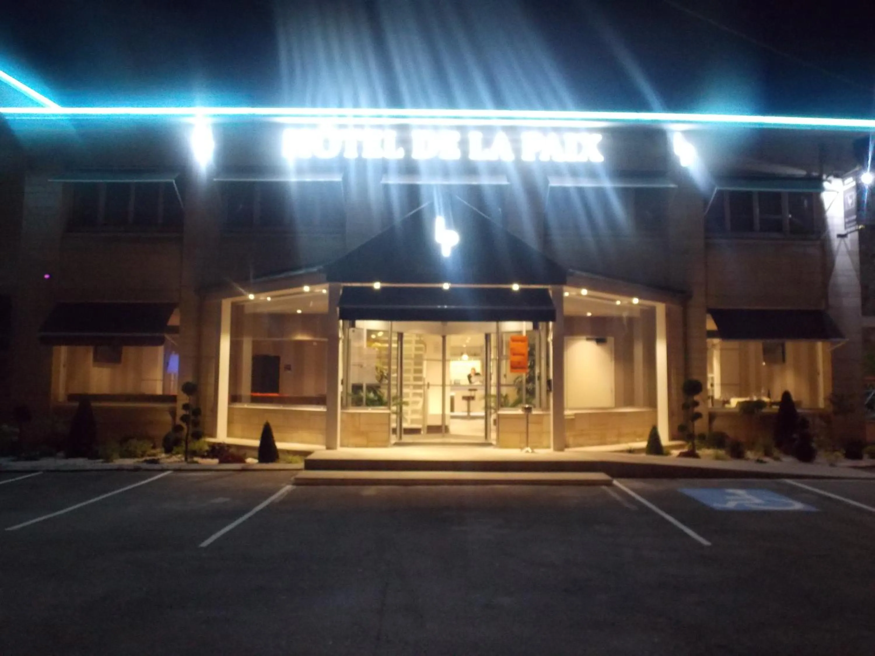 Facade/entrance in Hôtel de la Paix
