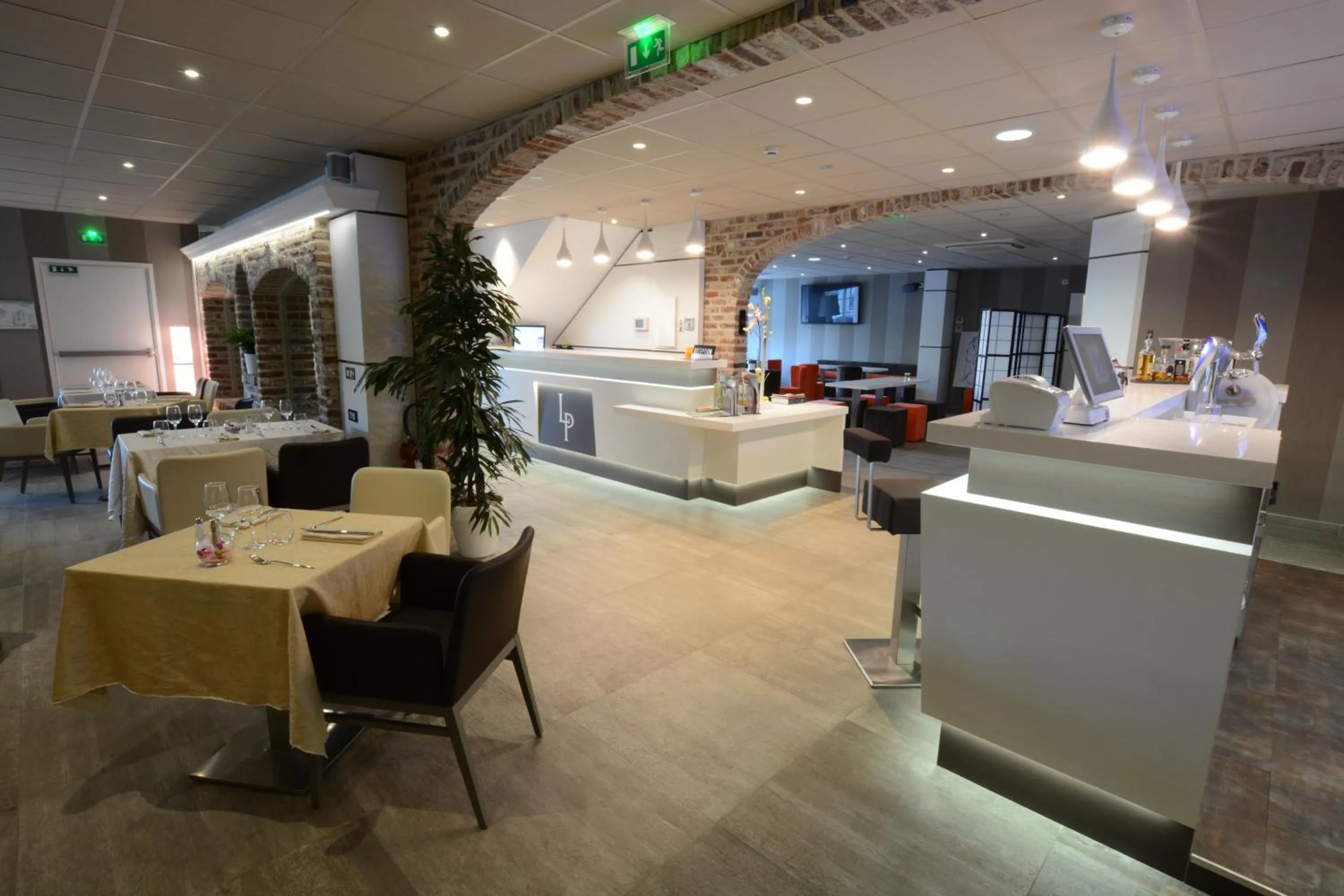 Restaurant/places to eat in Hôtel de la Paix