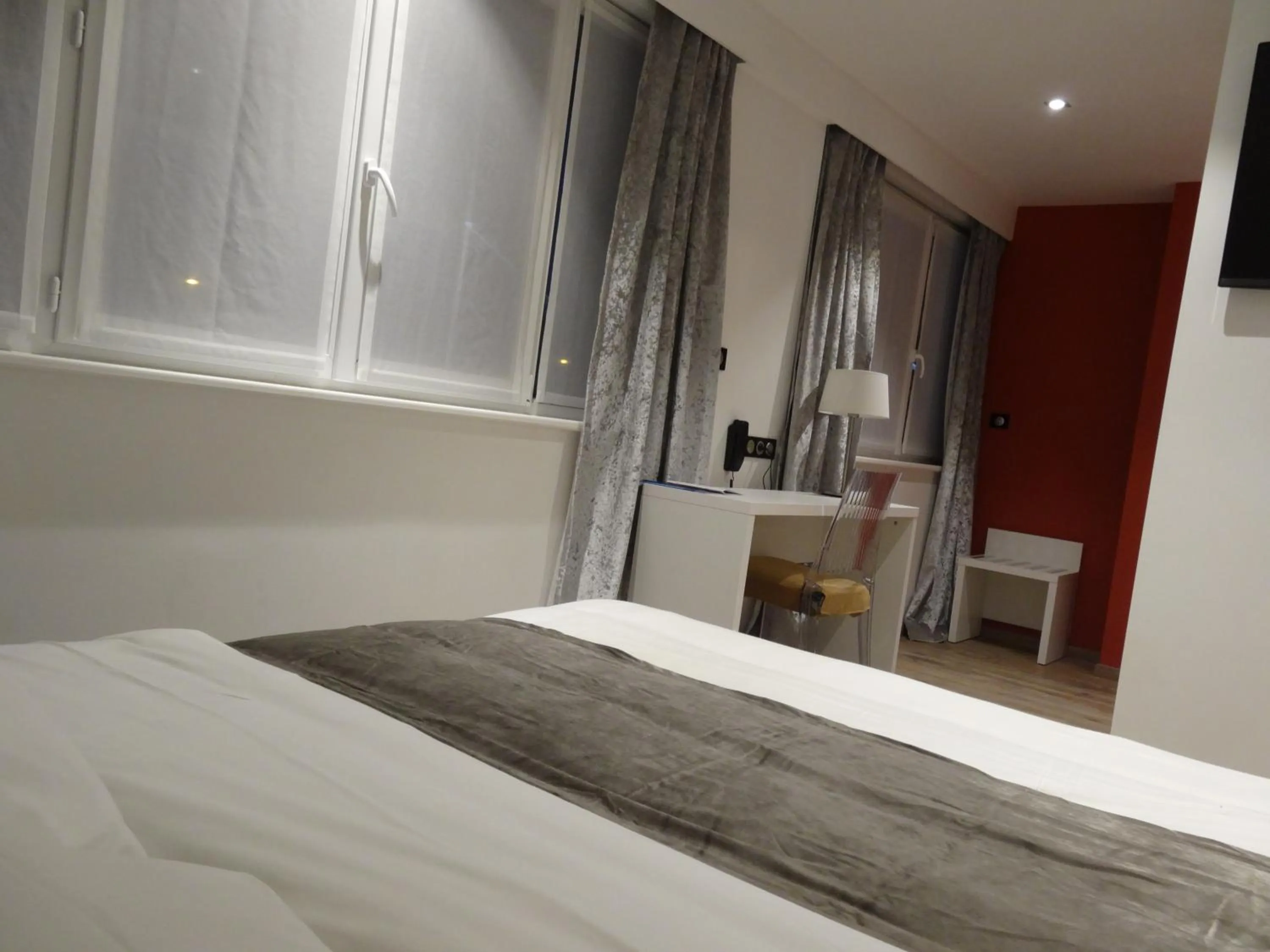 Bedroom, Bed in Hôtel de la Paix