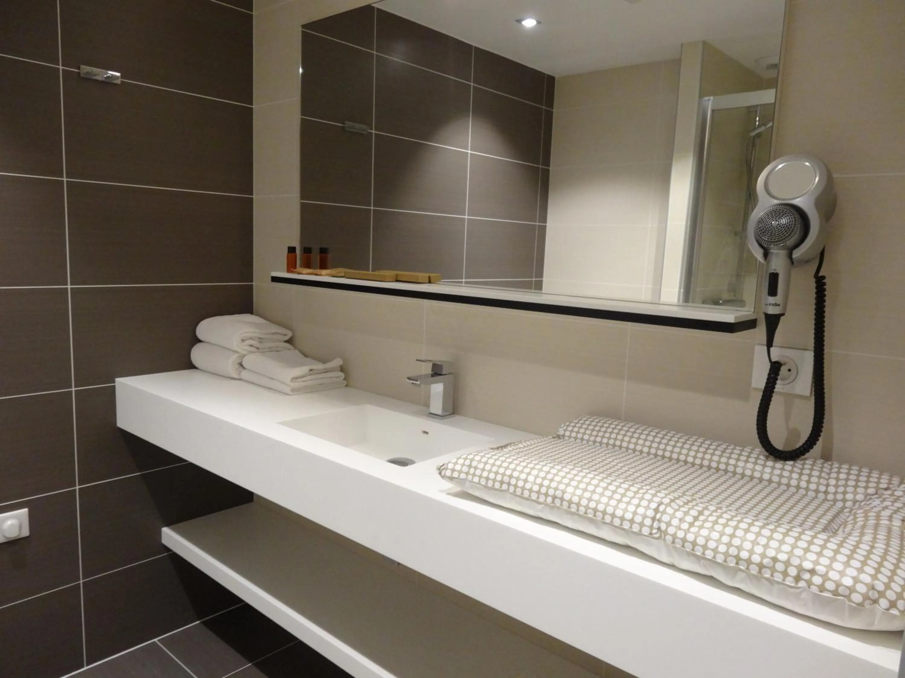 Shower in Hôtel de la Paix