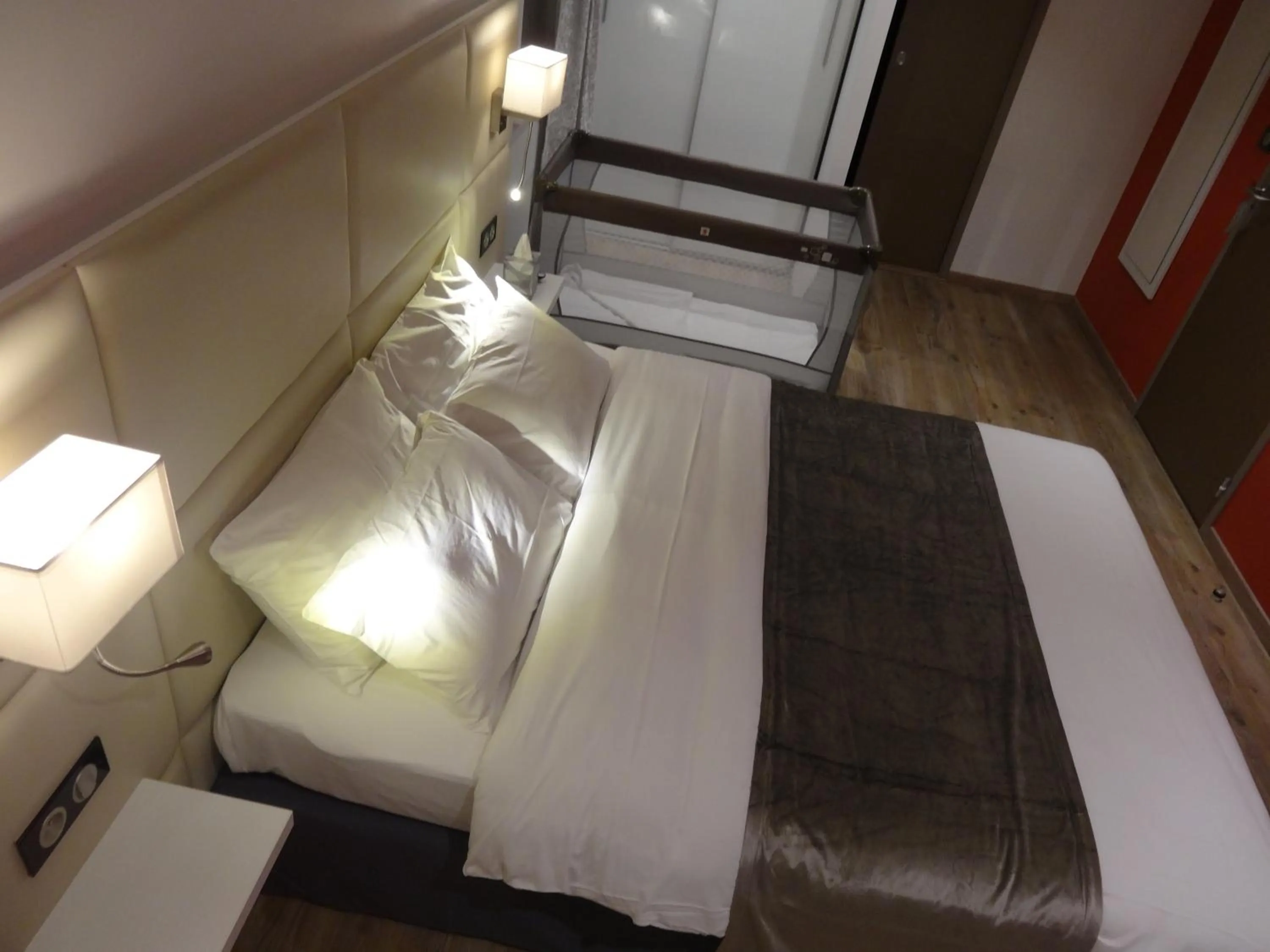 Bedroom, Bed in Hôtel de la Paix