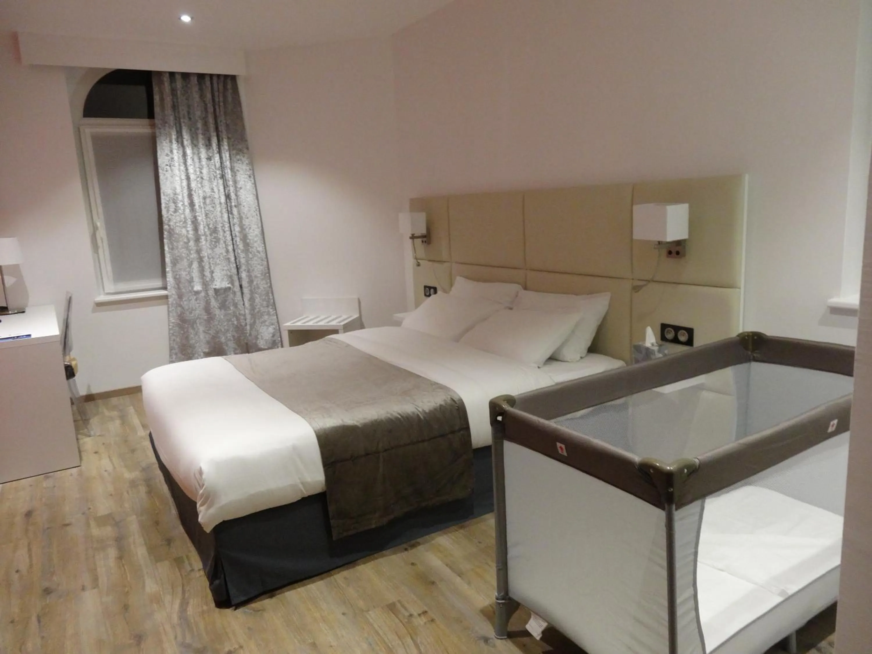 Seating area, Bed in Hôtel de la Paix