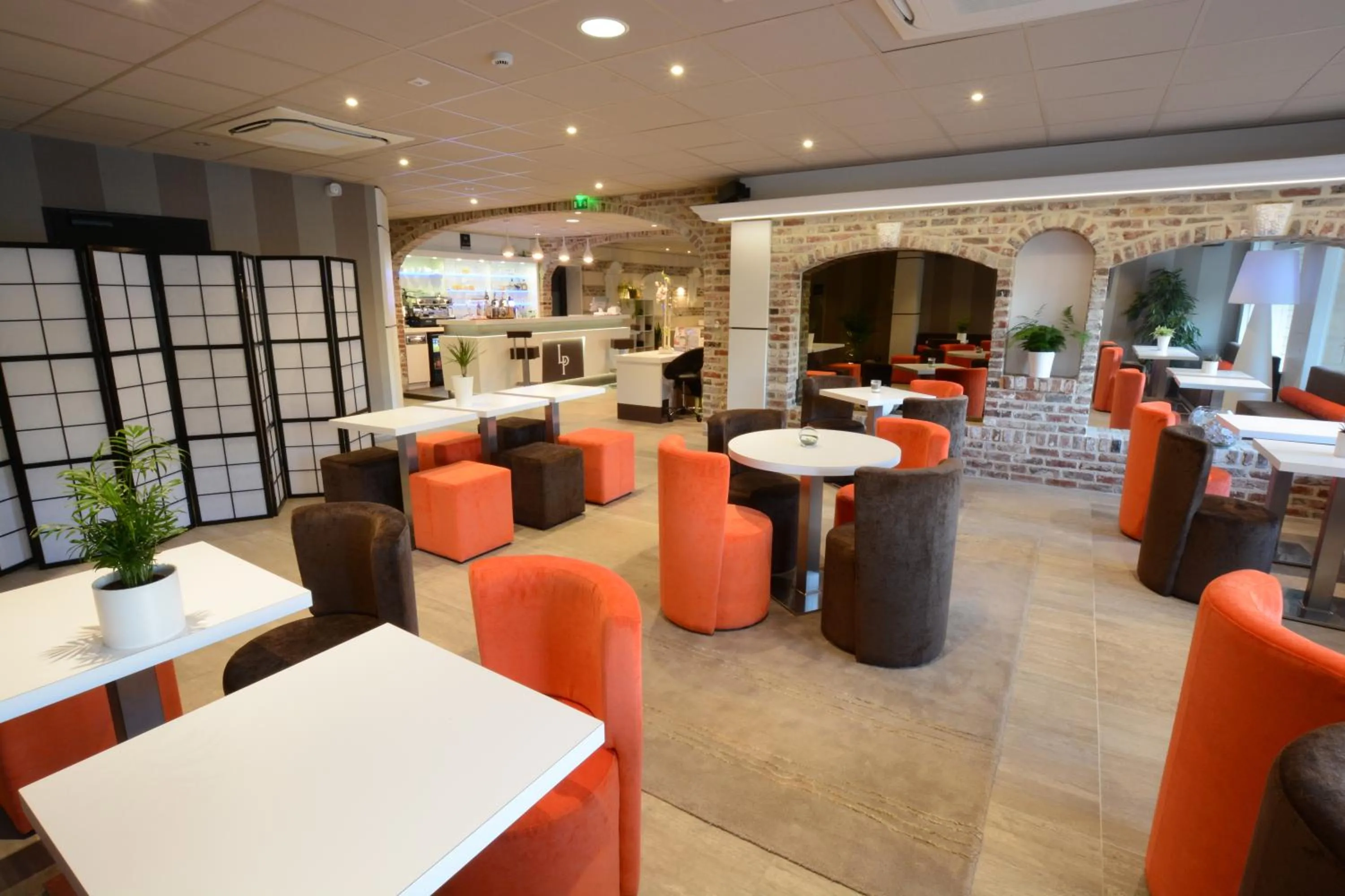 Restaurant/places to eat in Hôtel de la Paix