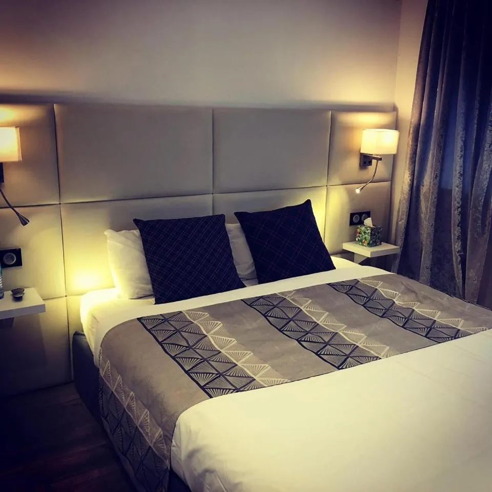 Bed in Hôtel de la Paix