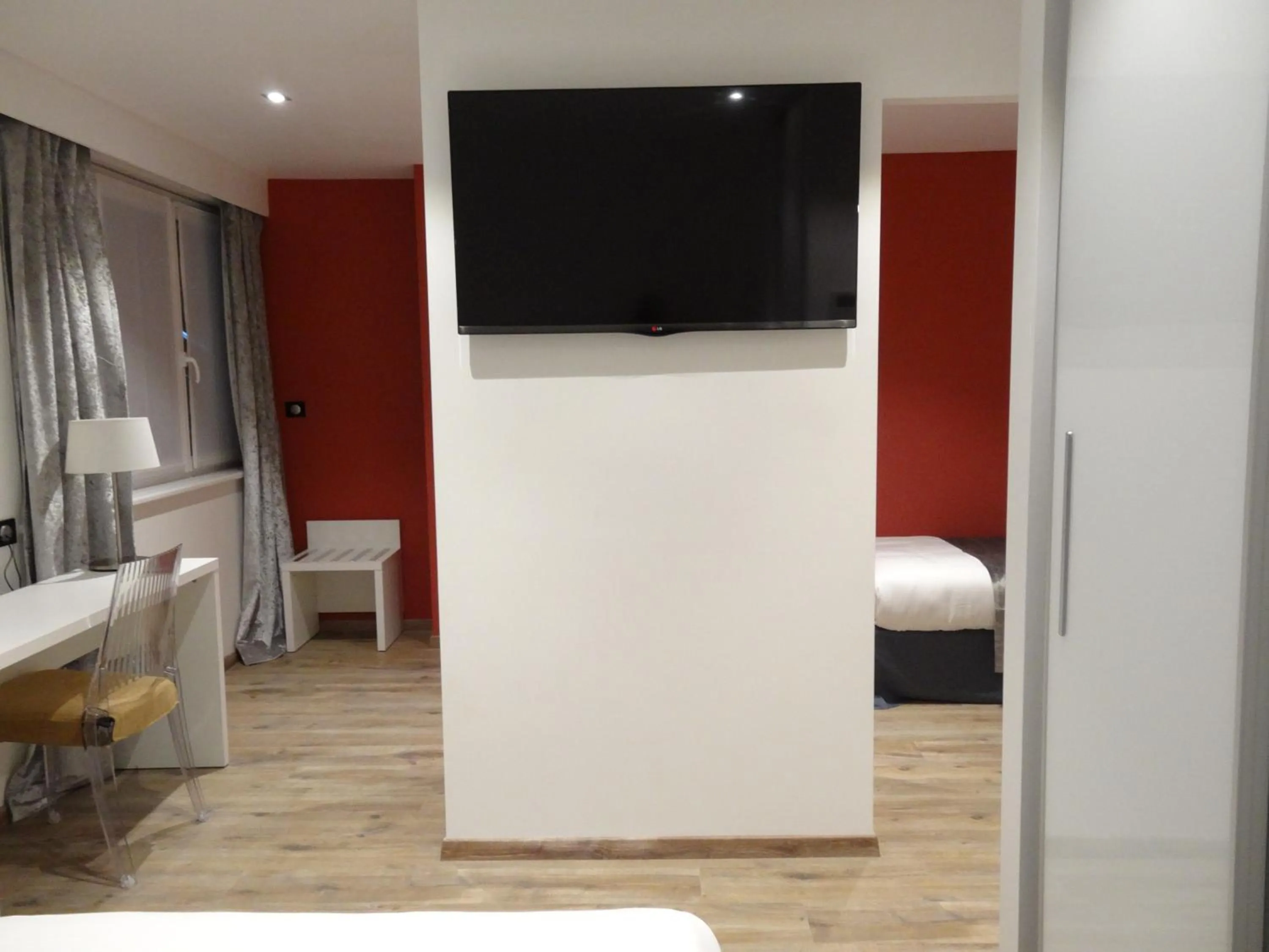 Seating area, Bed in Hôtel de la Paix