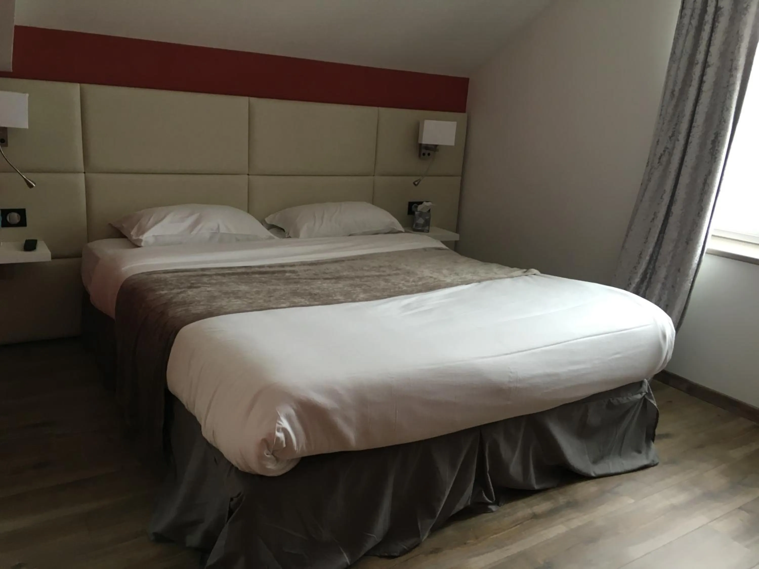 Bedroom, Bed in Hôtel de la Paix