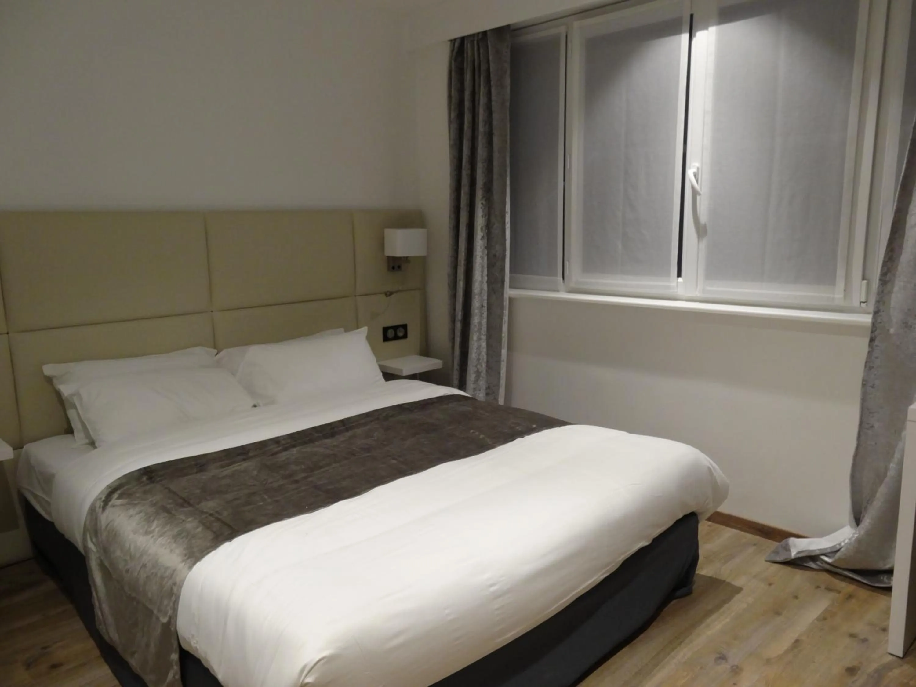 Bedroom, Bed in Hôtel de la Paix