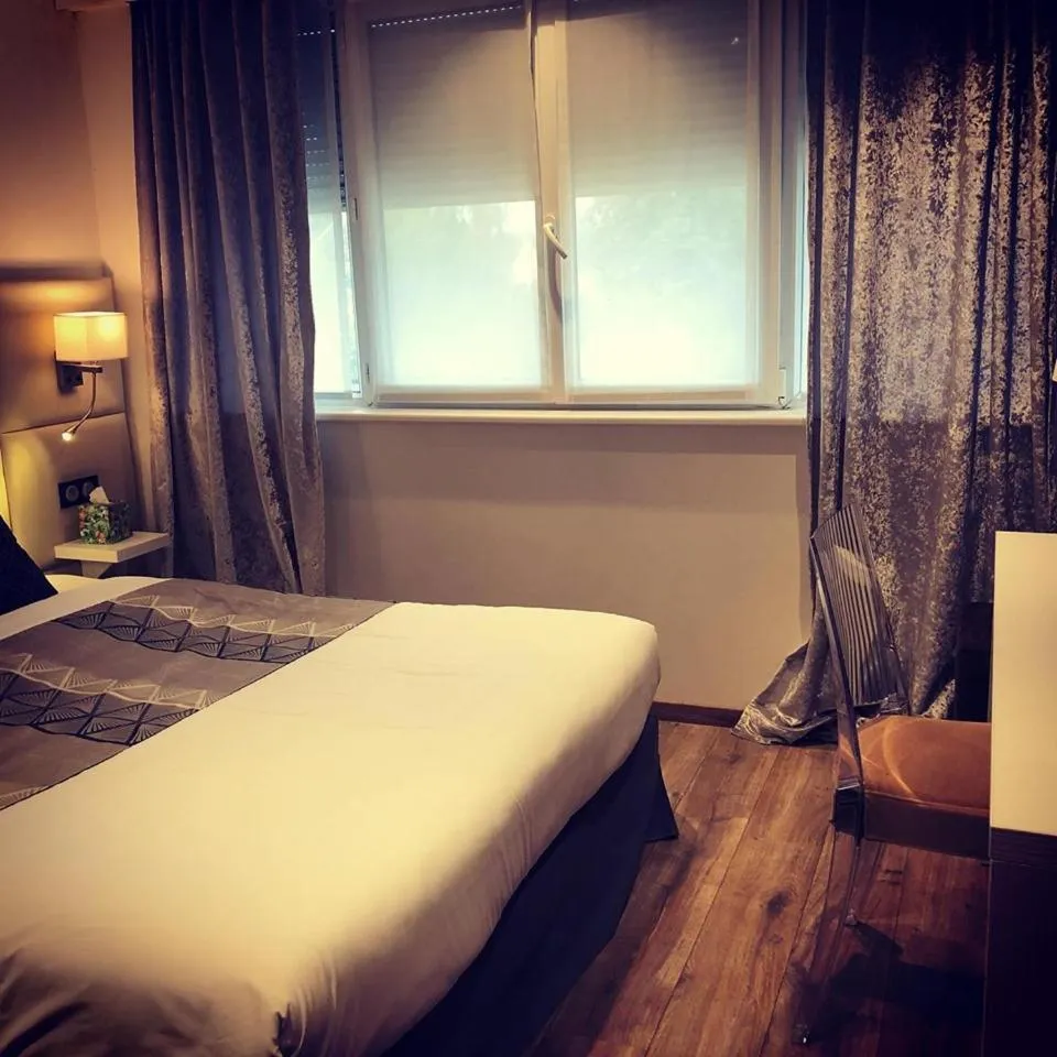 Bedroom, Bed in Hôtel de la Paix