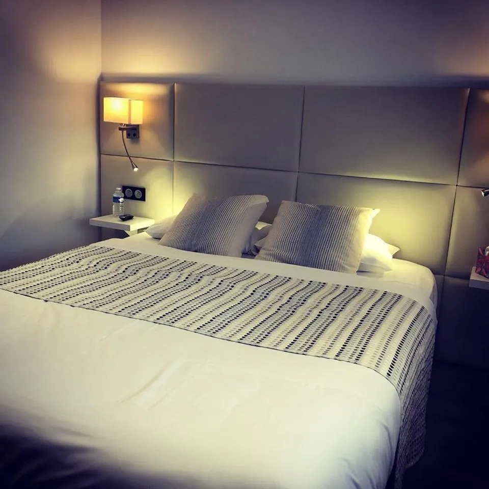 Bed in Hôtel de la Paix