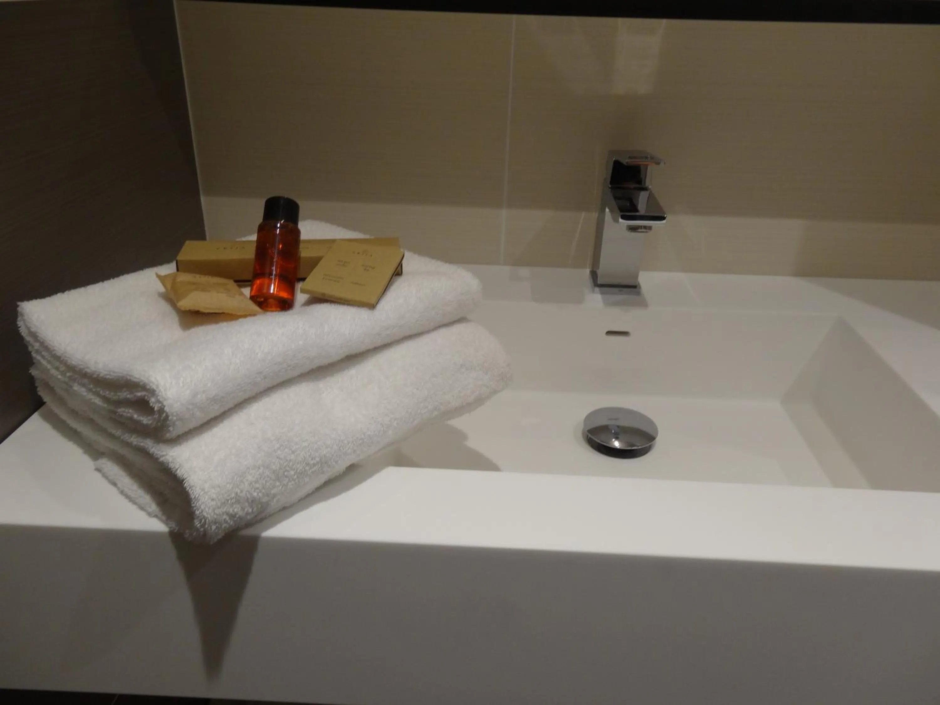 Shower in Hôtel de la Paix