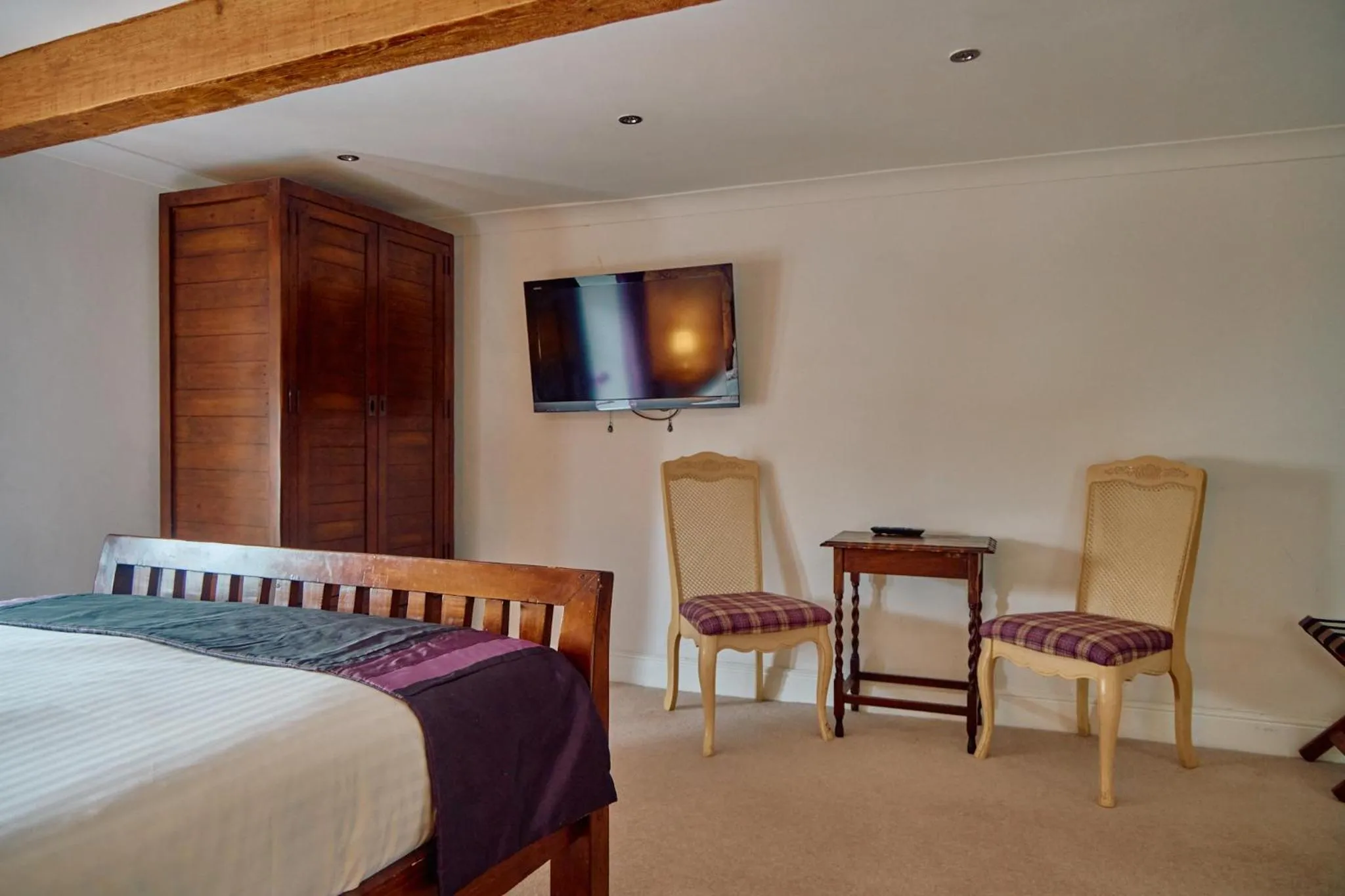 Bedroom, TV/Entertainment Center in Pennine Hotel