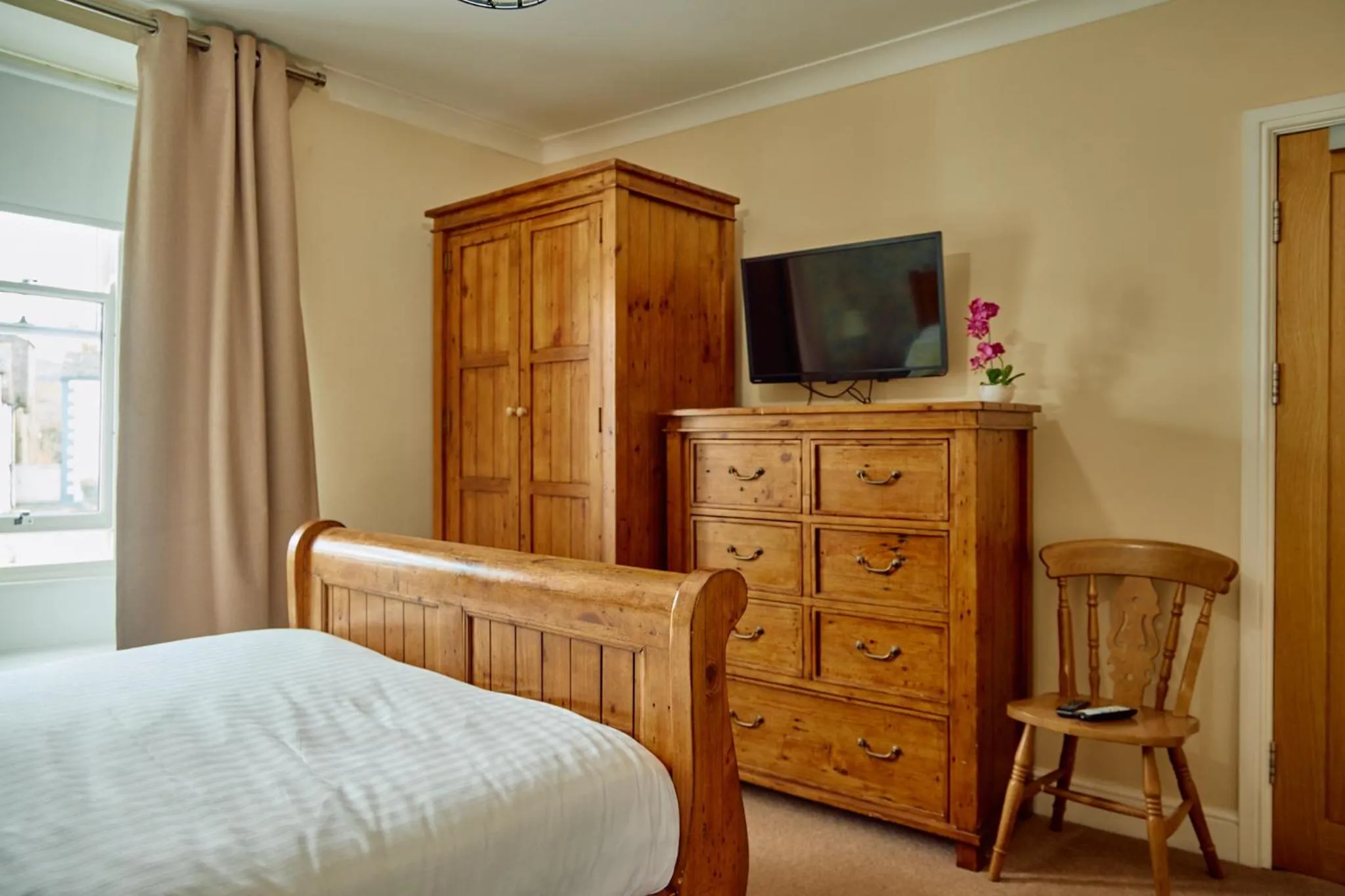 Bedroom, TV/Entertainment Center in Pennine Hotel