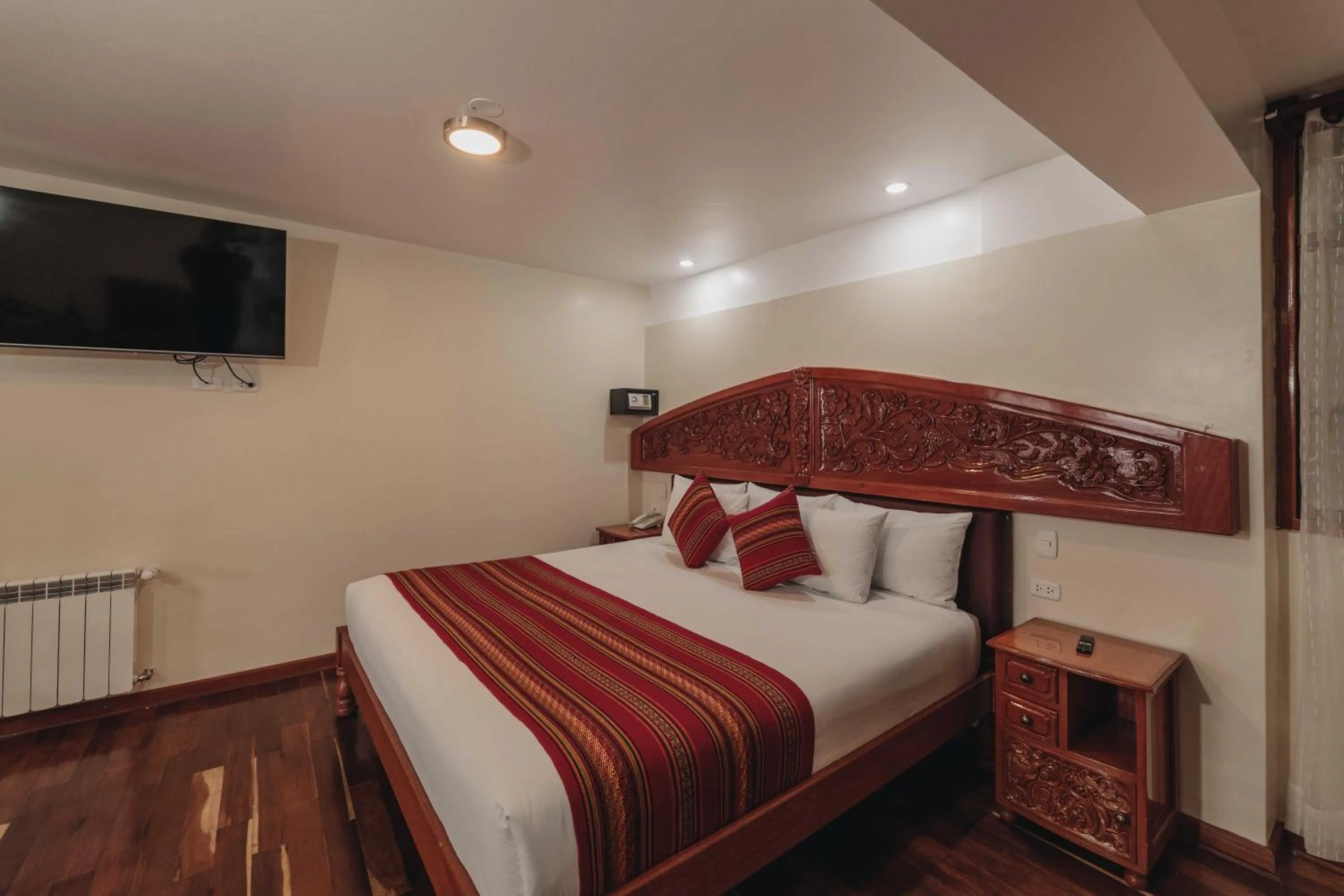 Photo of the whole room, Bed in Quechua Hotel Cusco