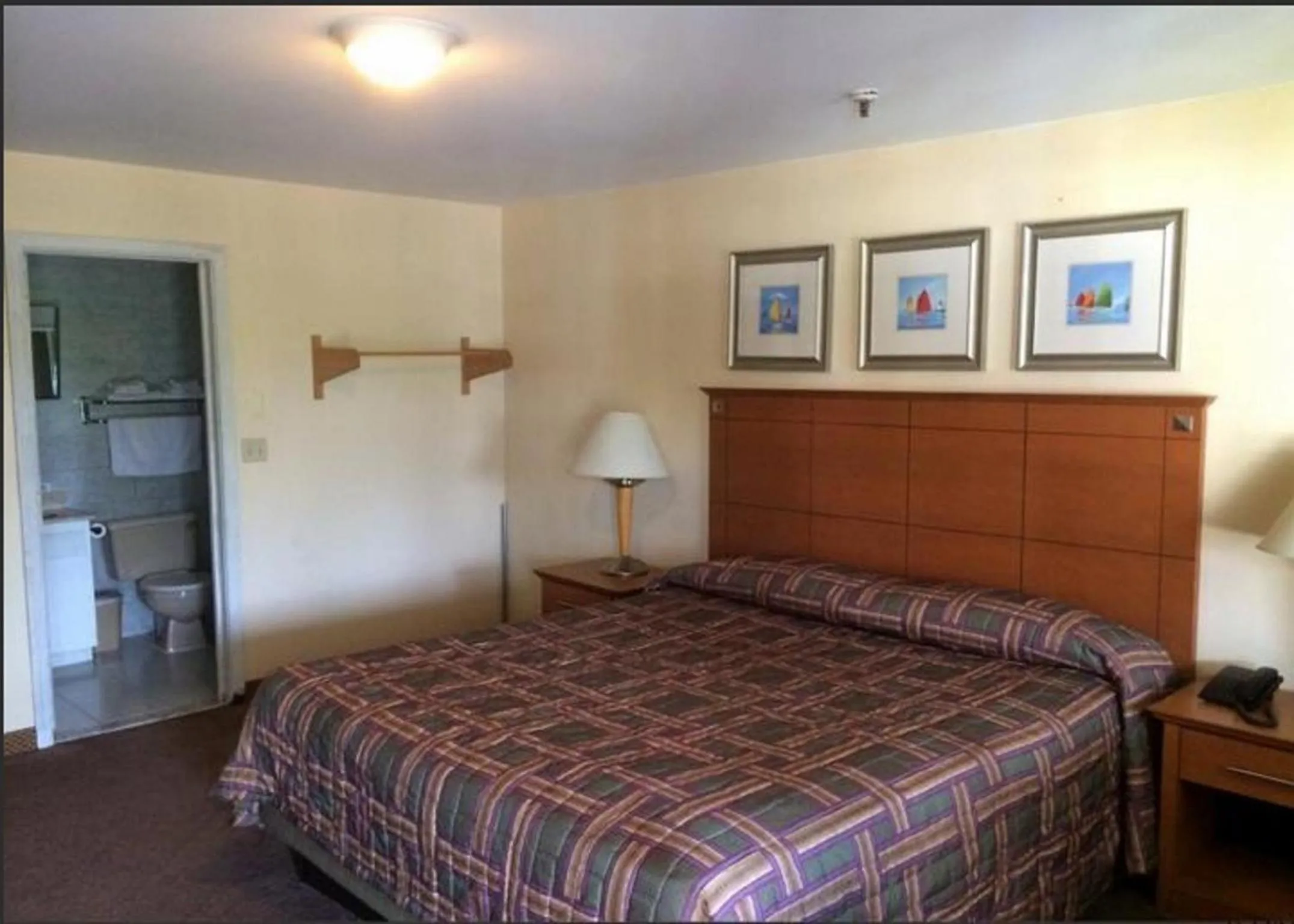 Photo of the whole room, Bed in Branford Motel