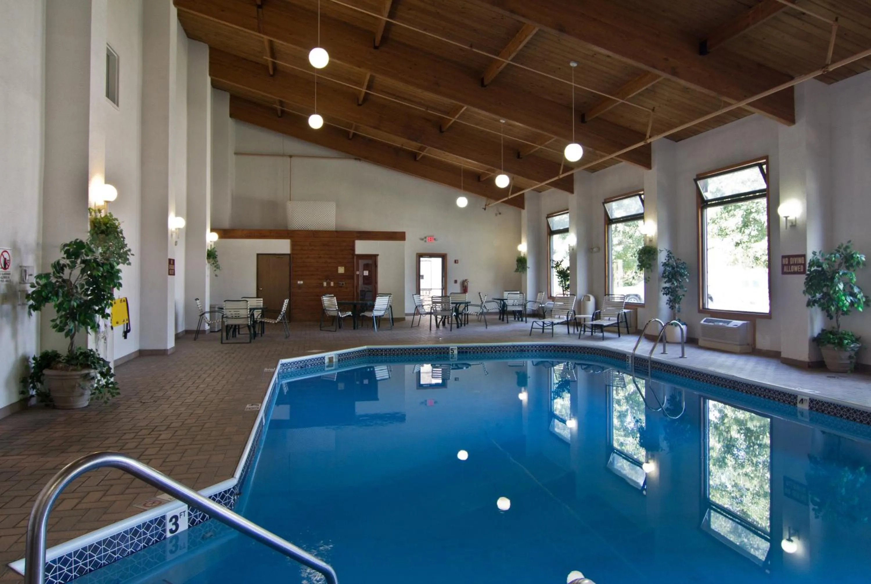 Swimming pool in Schoenbrunn Inn
