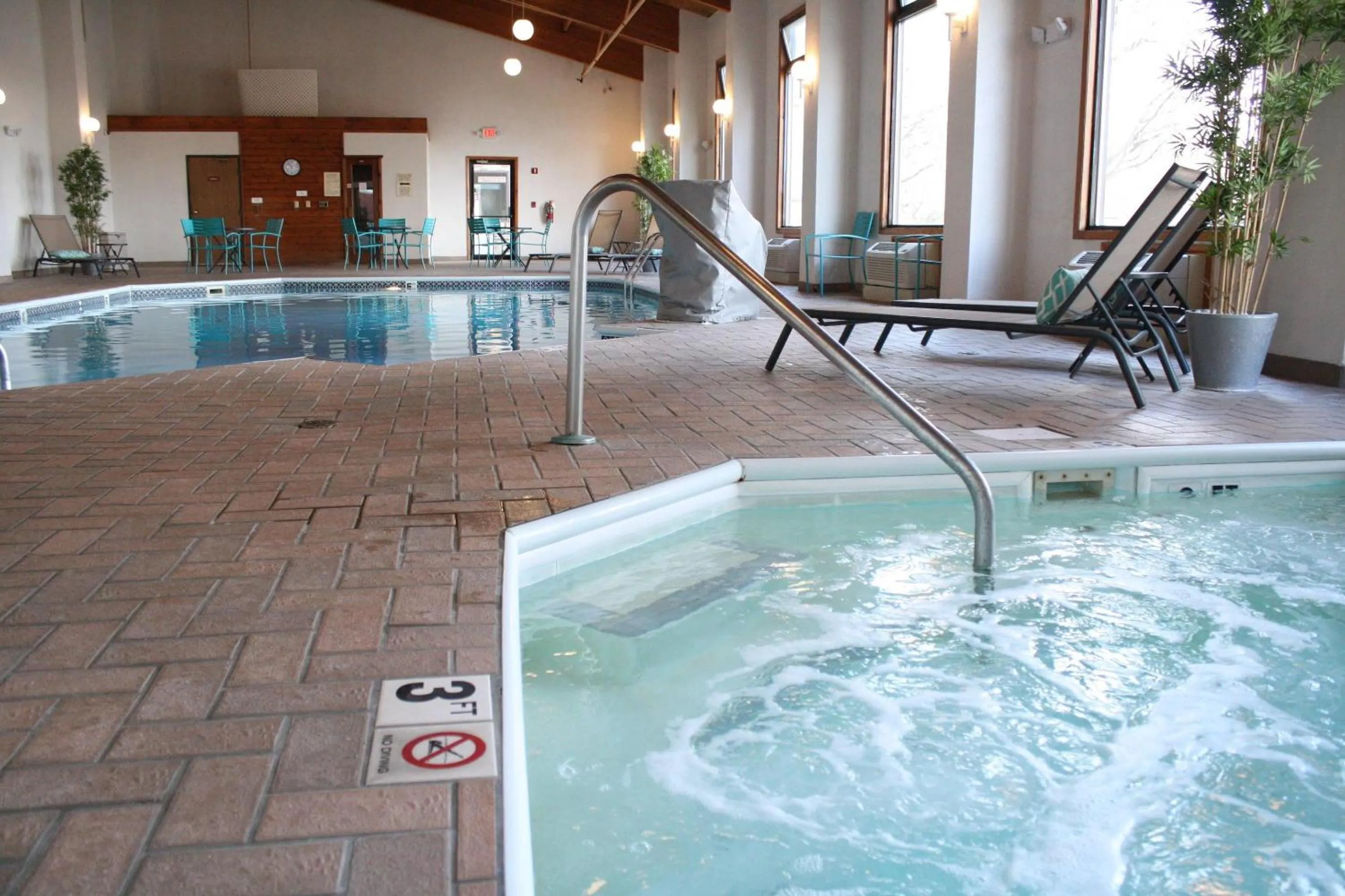 Swimming pool in Schoenbrunn Inn
