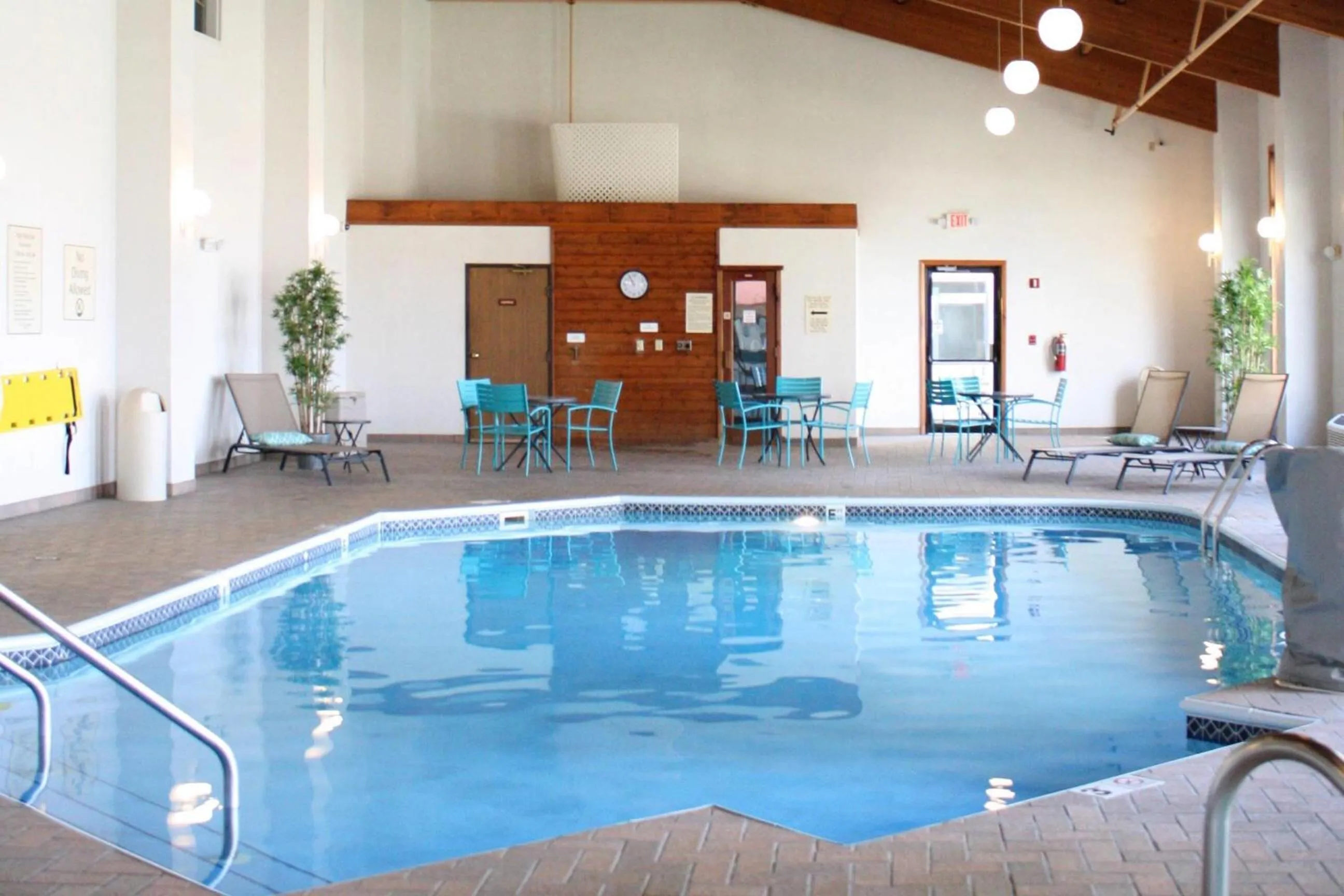 Swimming pool in Schoenbrunn Inn