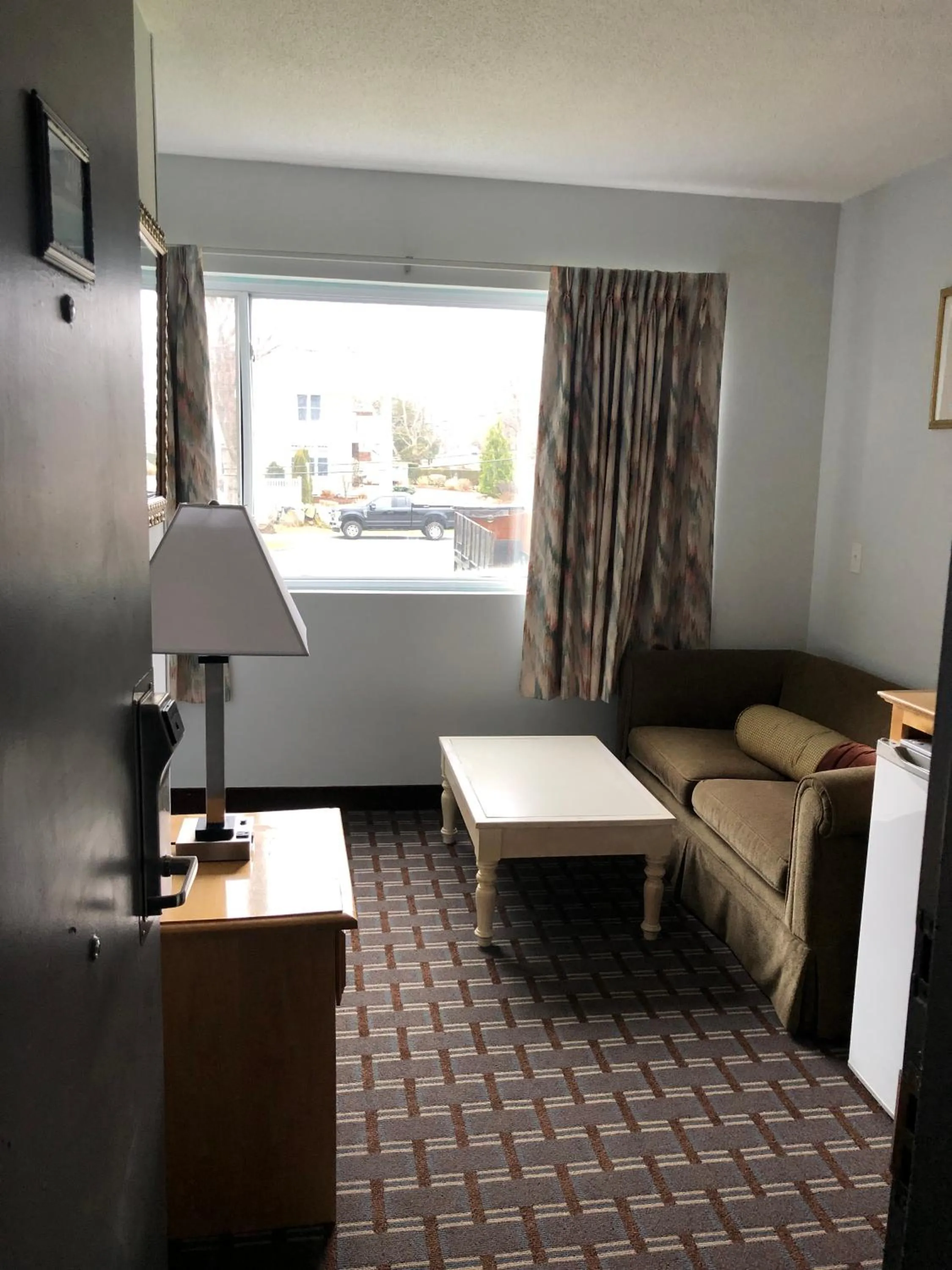 Seating area, Bed in The Atlantic House