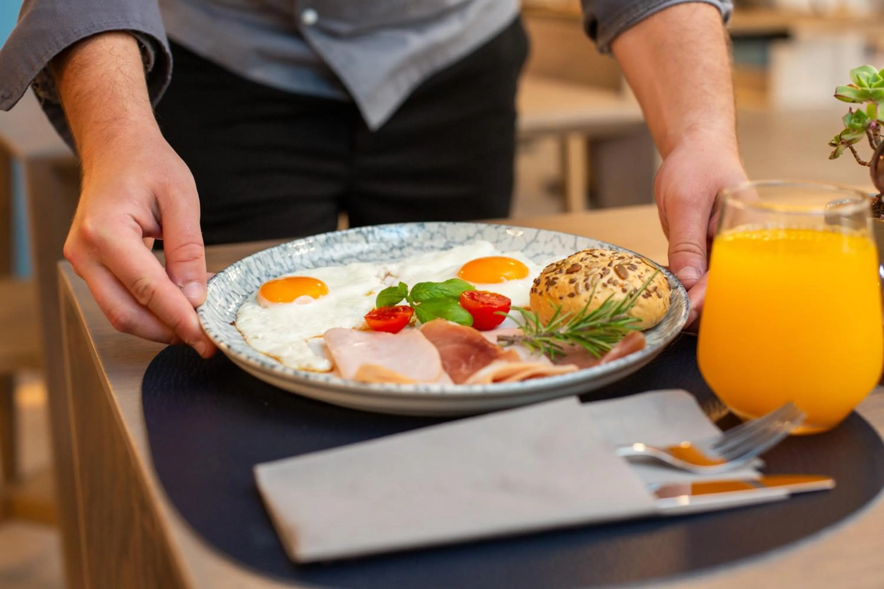 Restaurant/places to eat in SeeSea Hotel