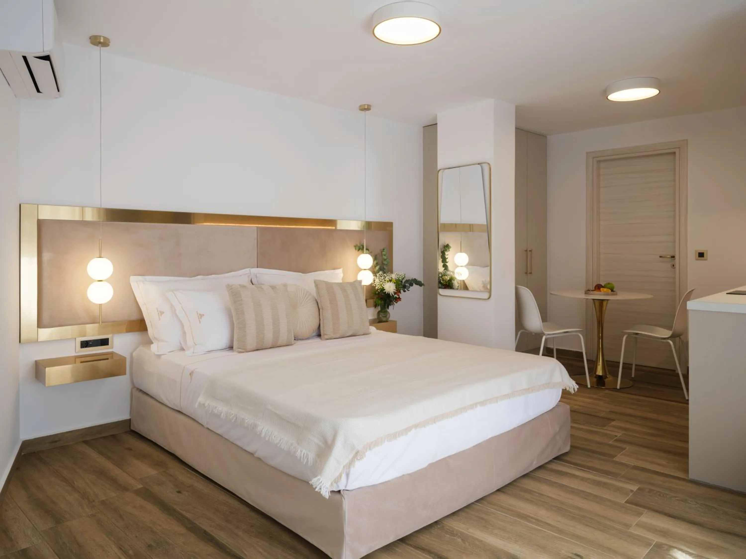 Bedroom, Bed in Golden Luxury Suites