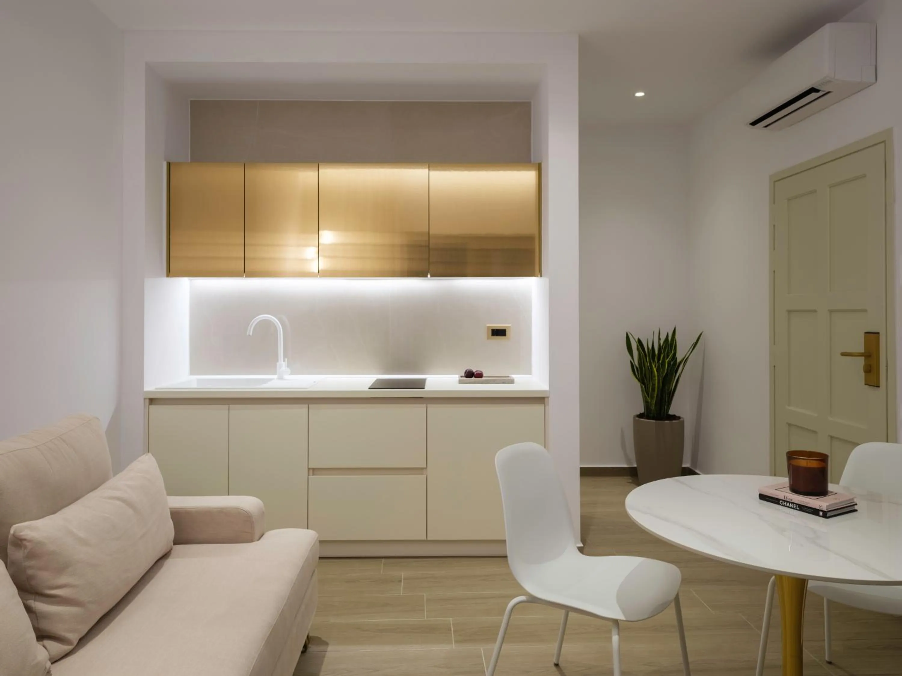 TV and multimedia in Golden Luxury Suites