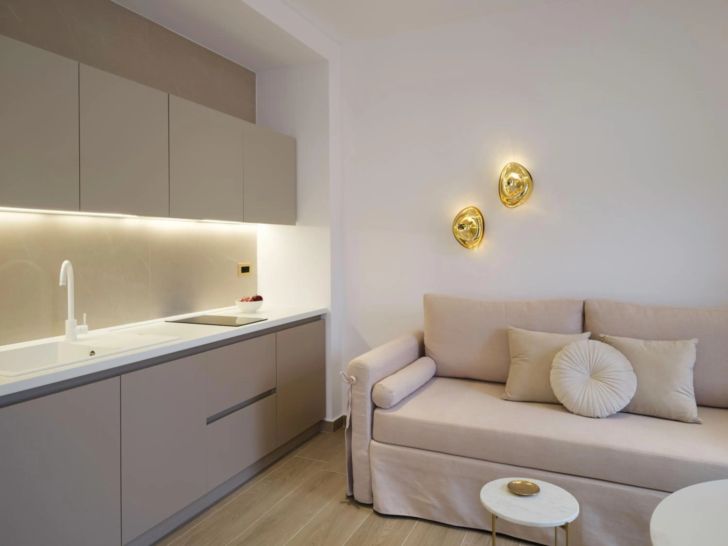 Kitchen or kitchenette in Golden Luxury Suites