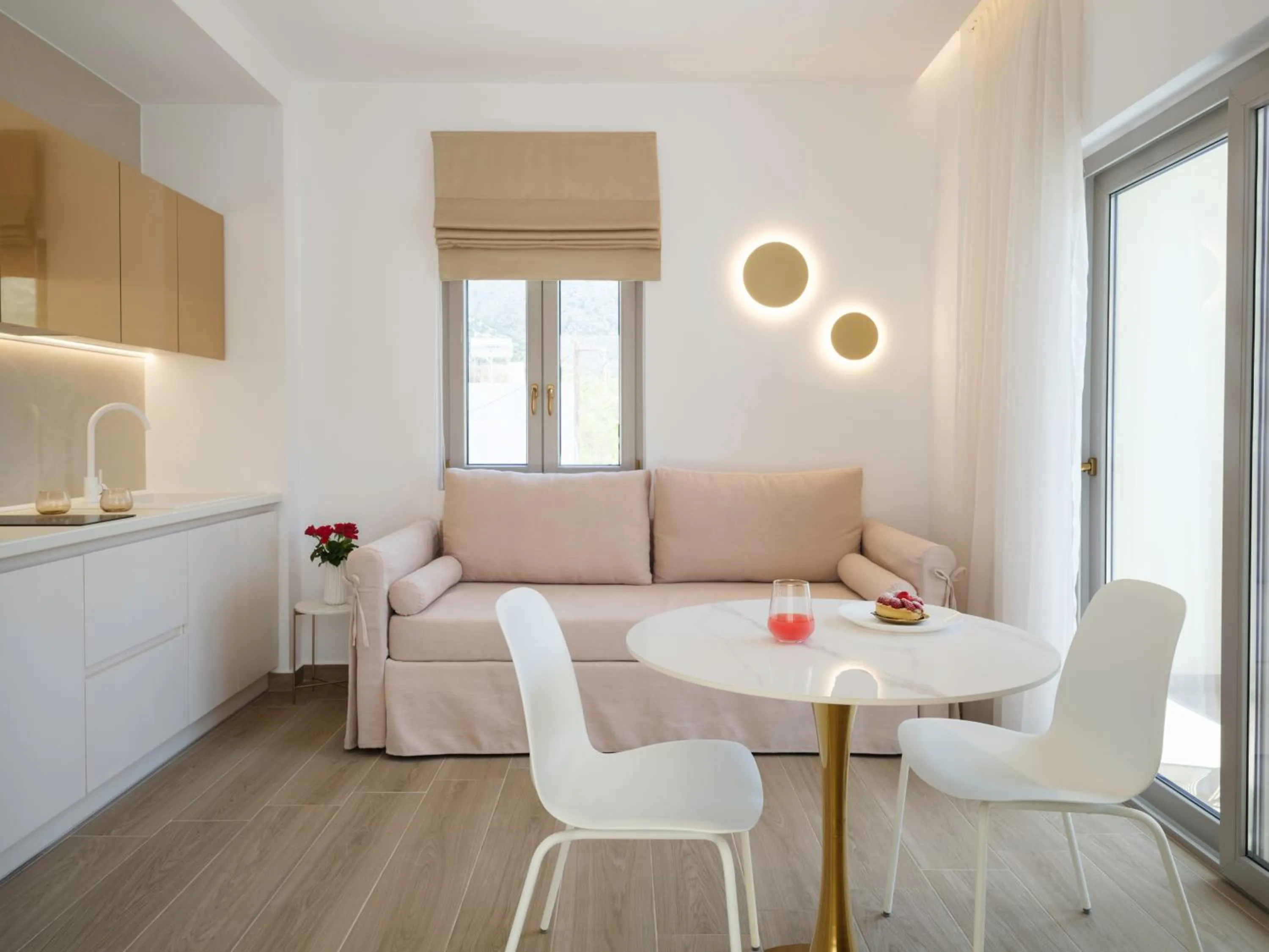 Coffee/tea facilities in Golden Luxury Suites