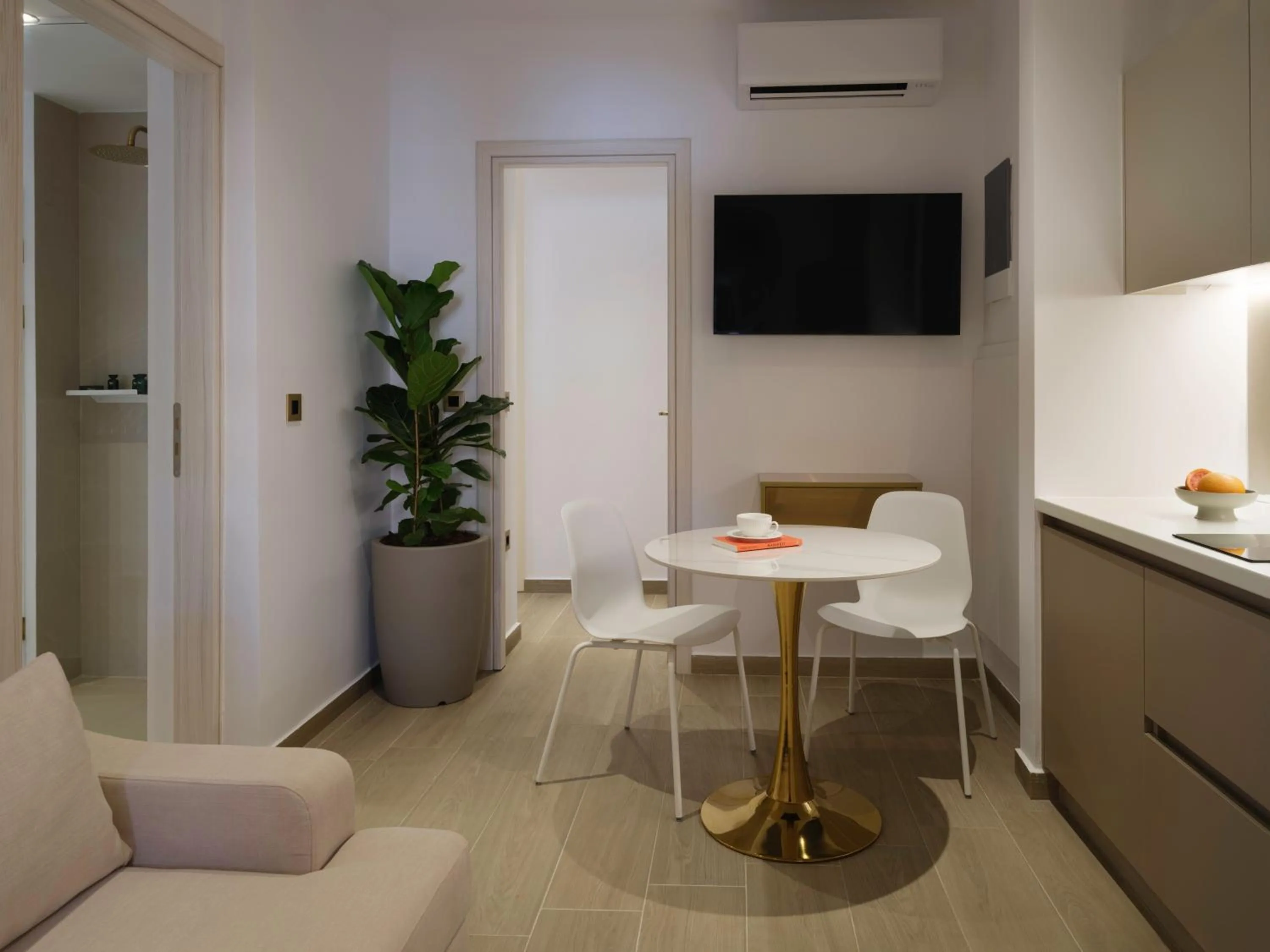 Kitchen or kitchenette in Golden Luxury Suites