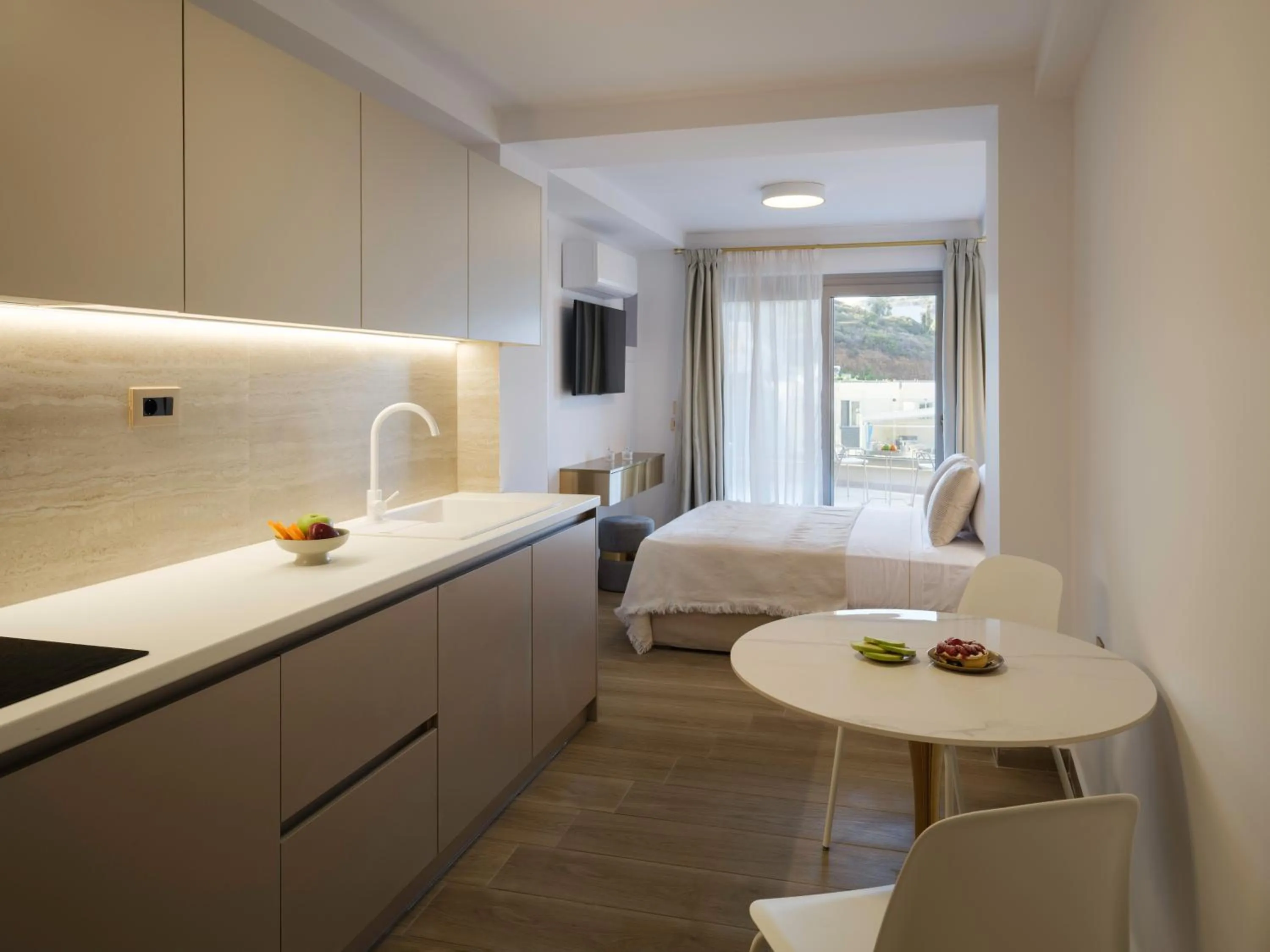 Coffee/tea facilities, Bed in Golden Luxury Suites