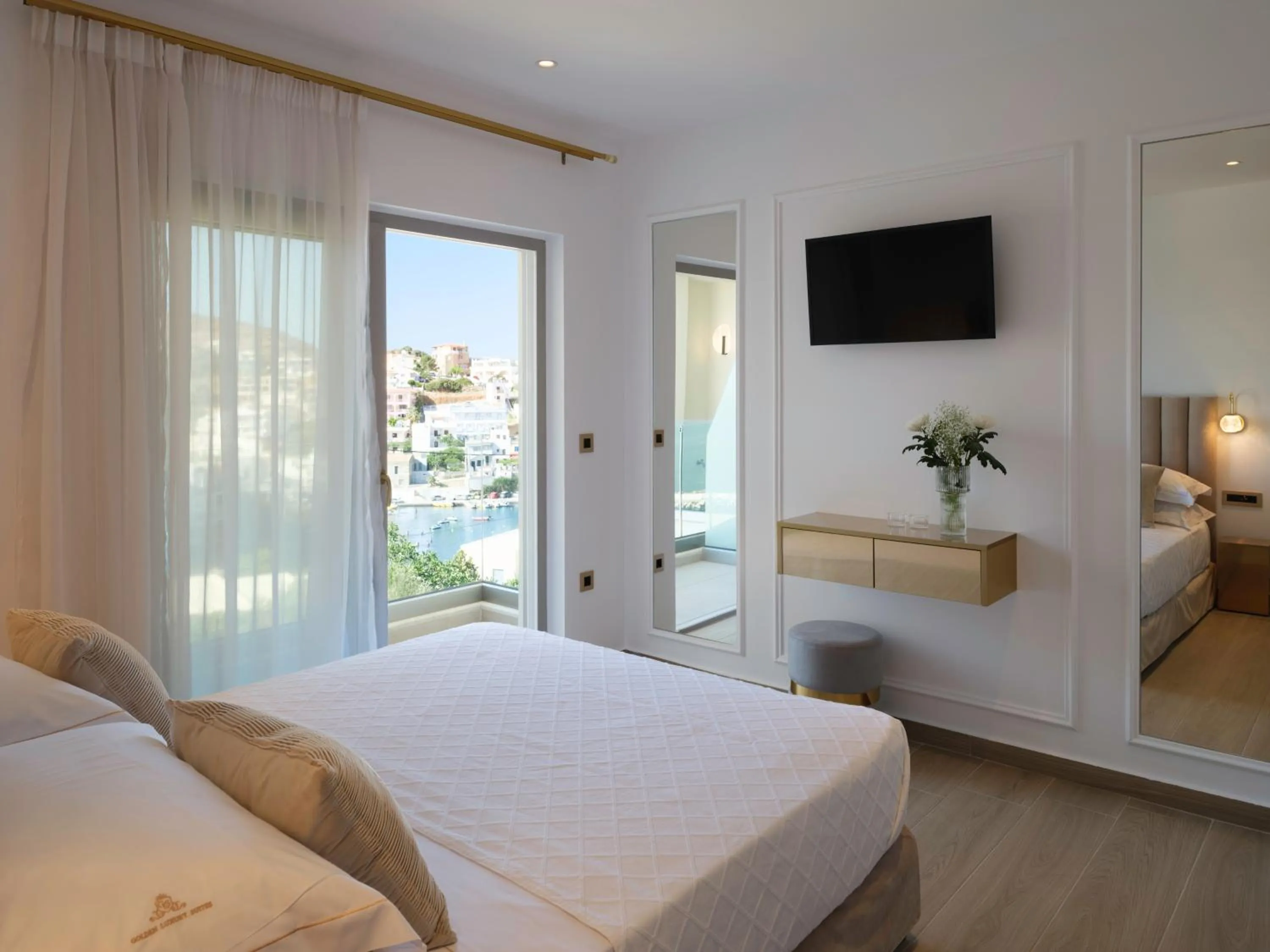 Bed in Golden Luxury Suites