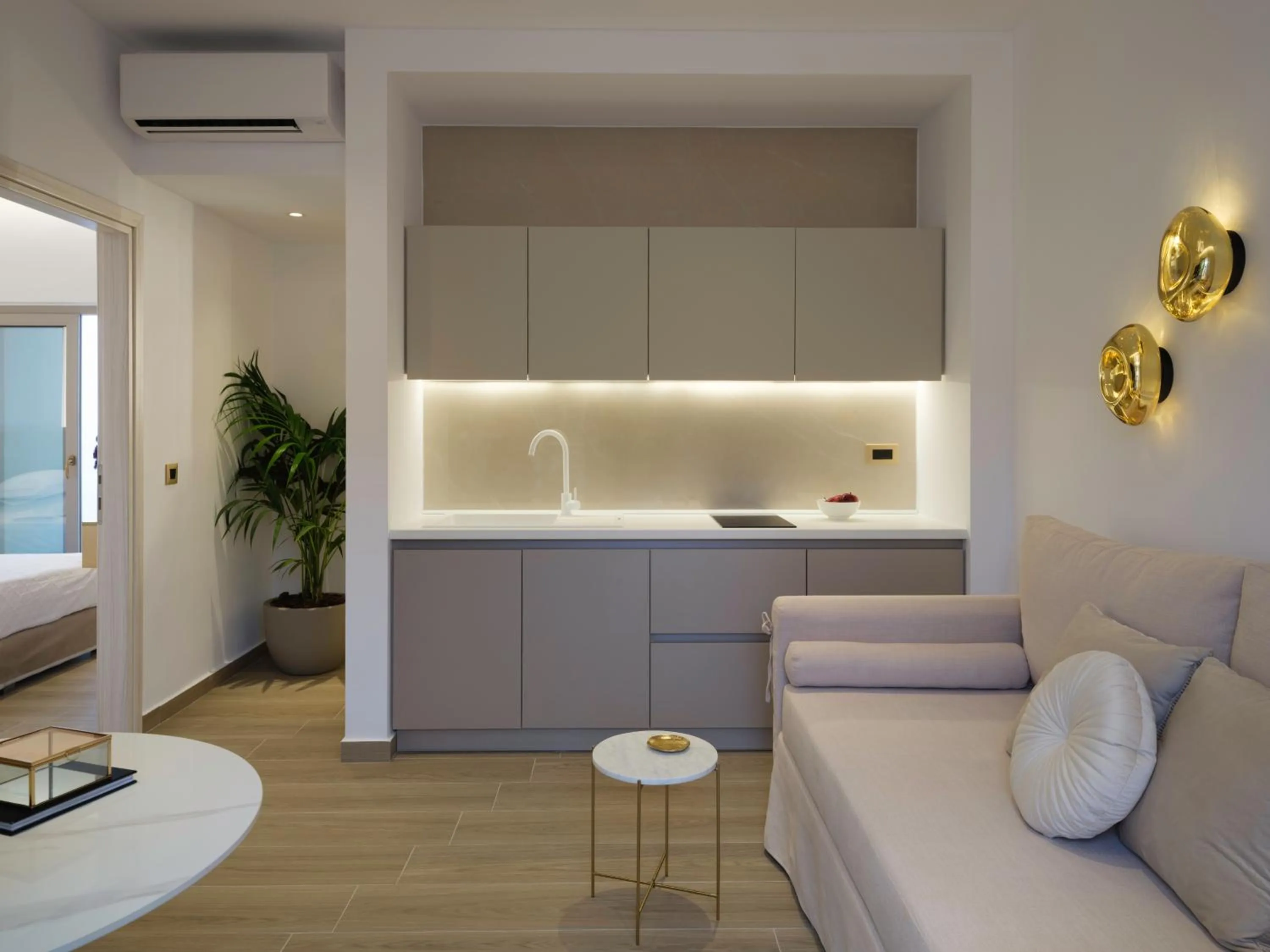 Kitchen or kitchenette in Golden Luxury Suites