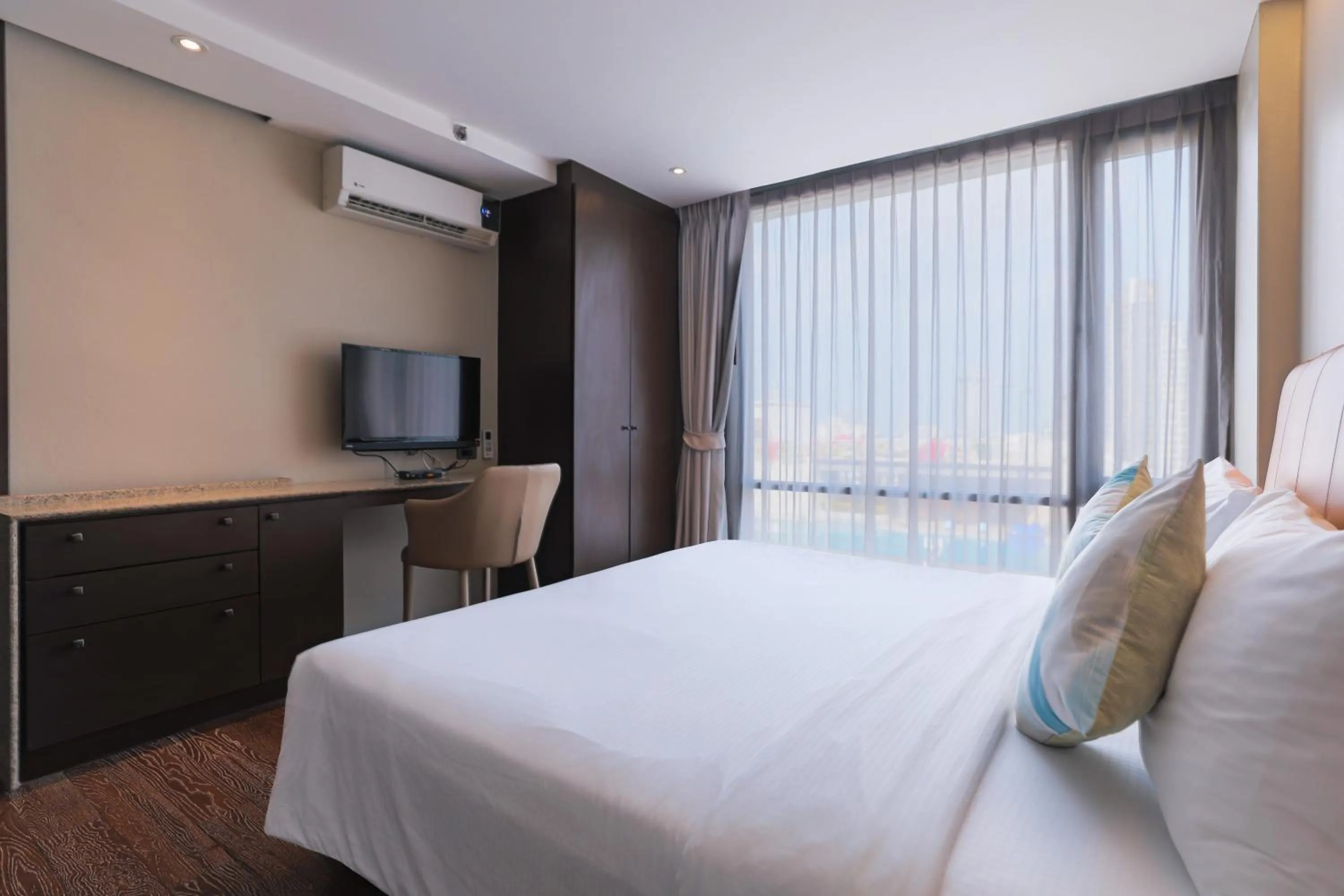 Bed in Balcony Courtyard Sriracha Hotel & Serviced Apartments