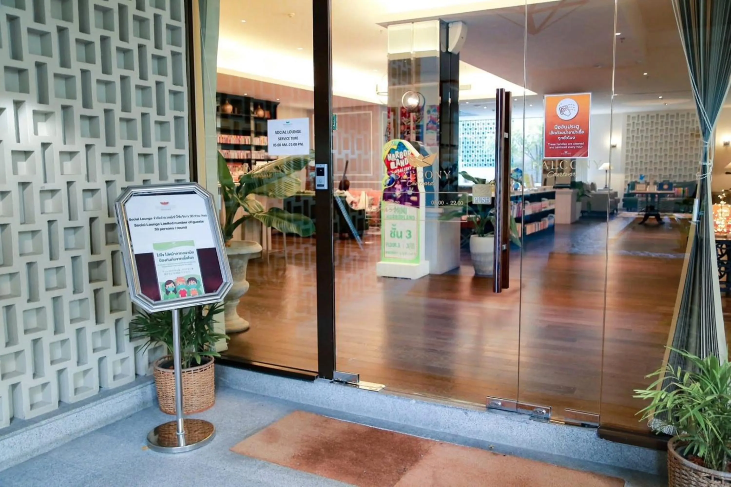 Lounge or bar in Balcony Courtyard Sriracha Hotel & Serviced Apartments