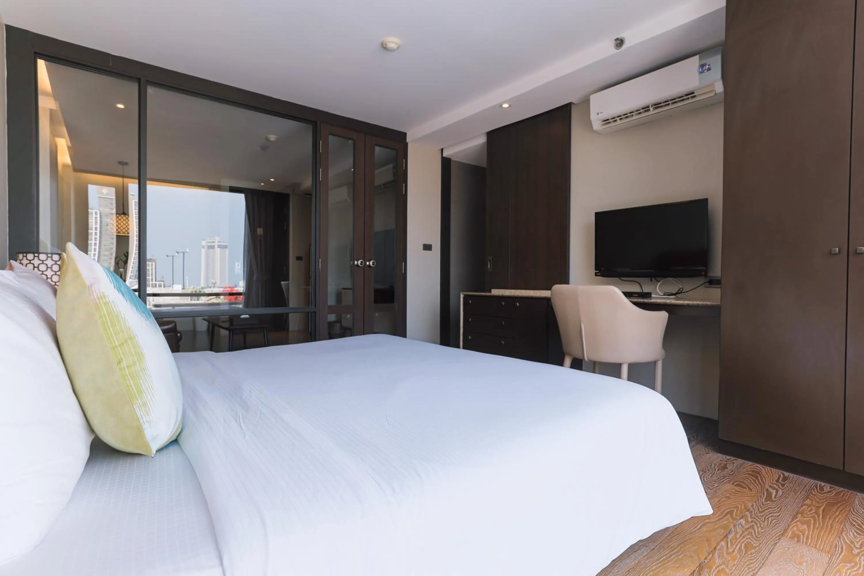 Bed in Balcony Courtyard Sriracha Hotel & Serviced Apartments