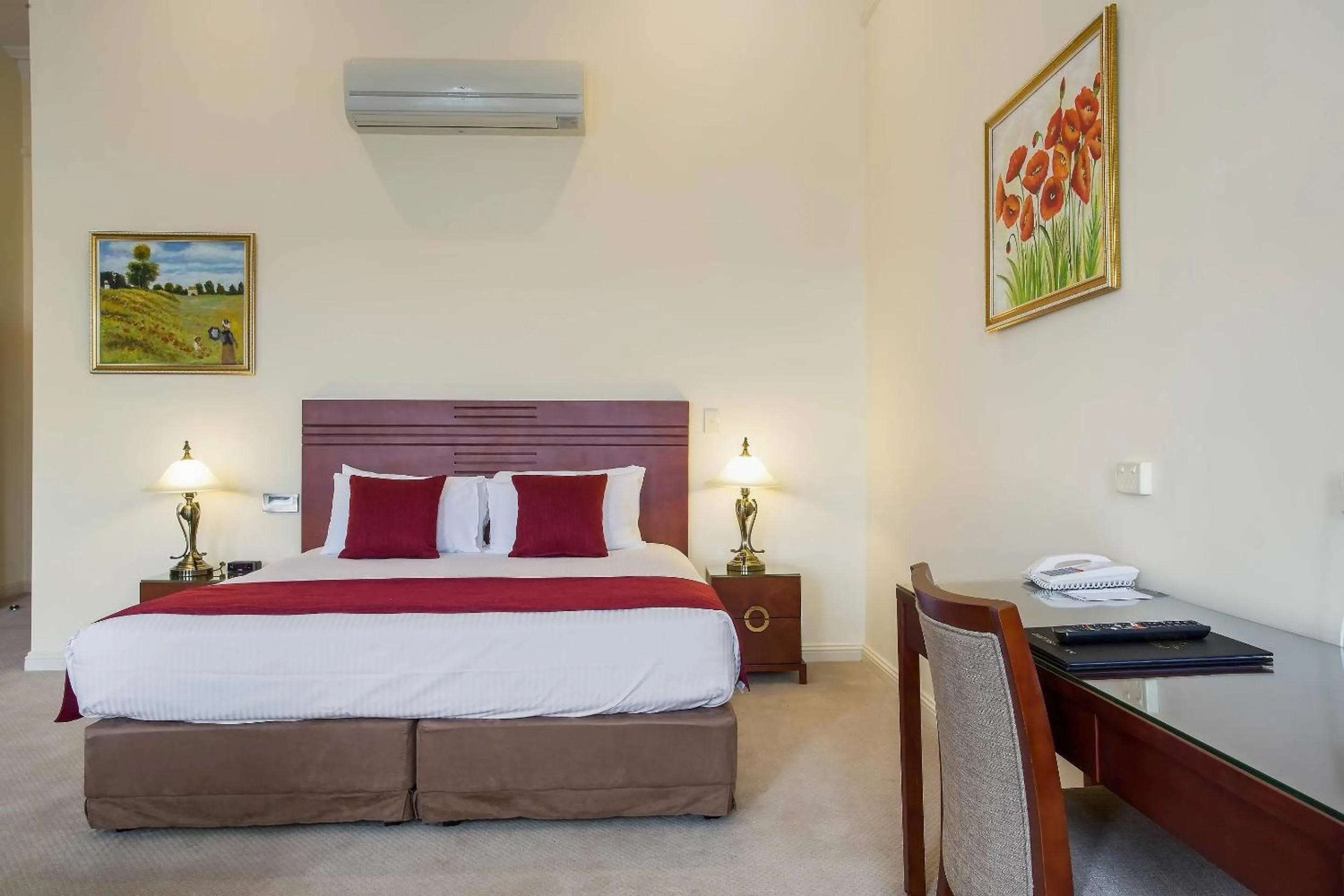 Bedroom, Bed in Quality Hotel Regent Rockhampton