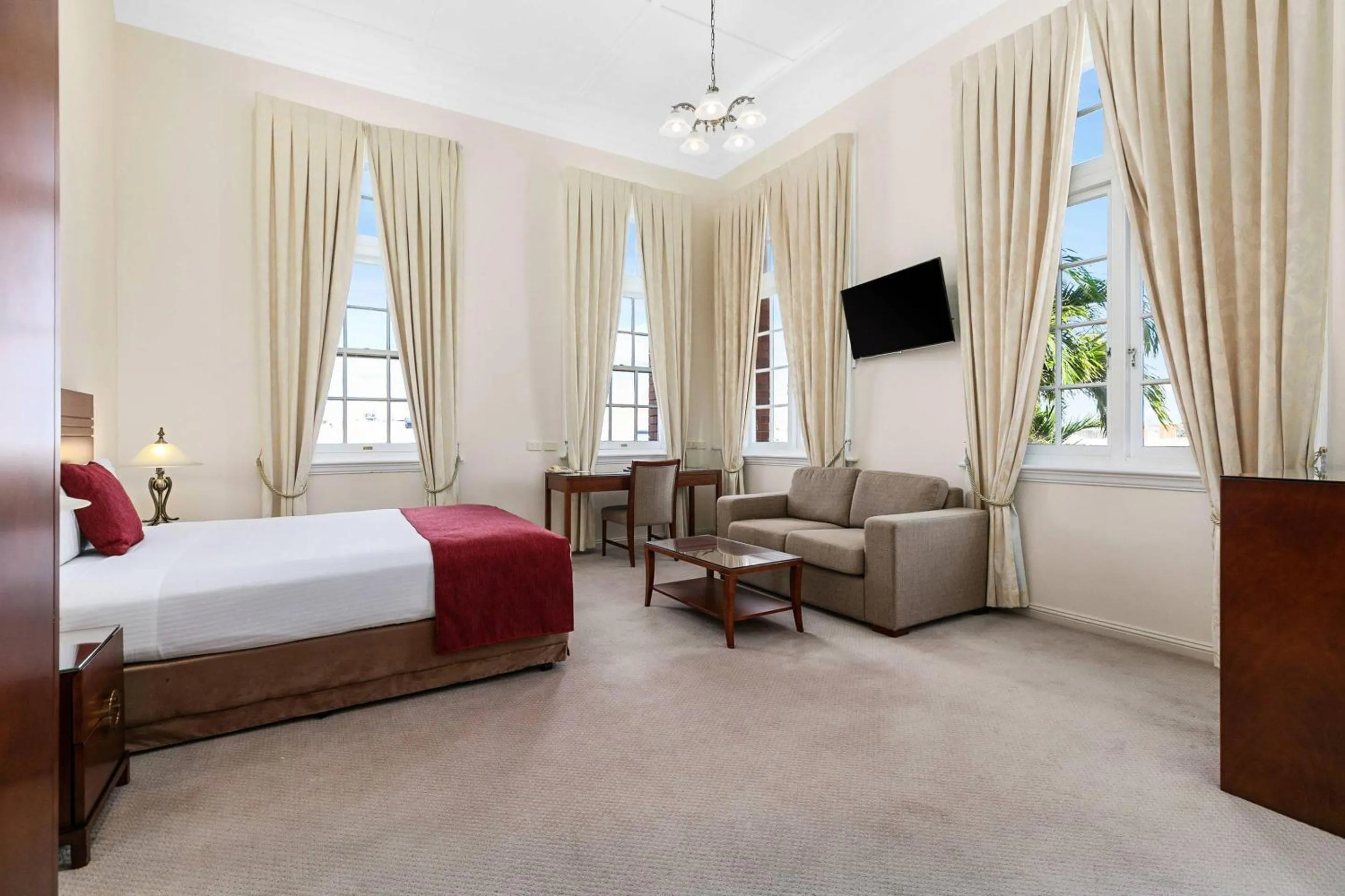 Bedroom, Bed in Quality Hotel Regent Rockhampton