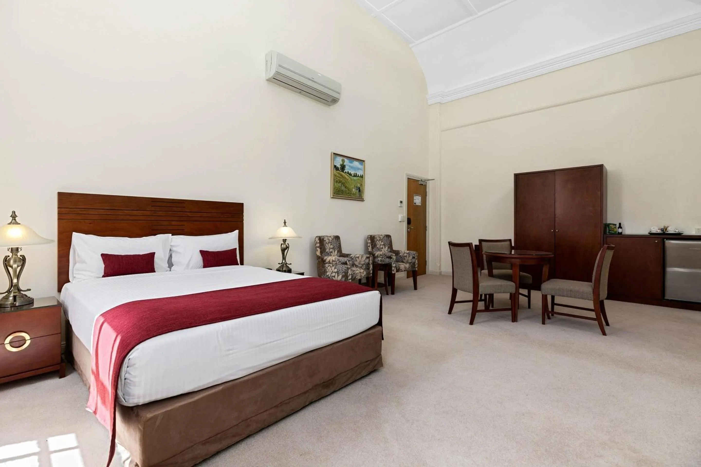 Bedroom, Bed in Quality Hotel Regent Rockhampton