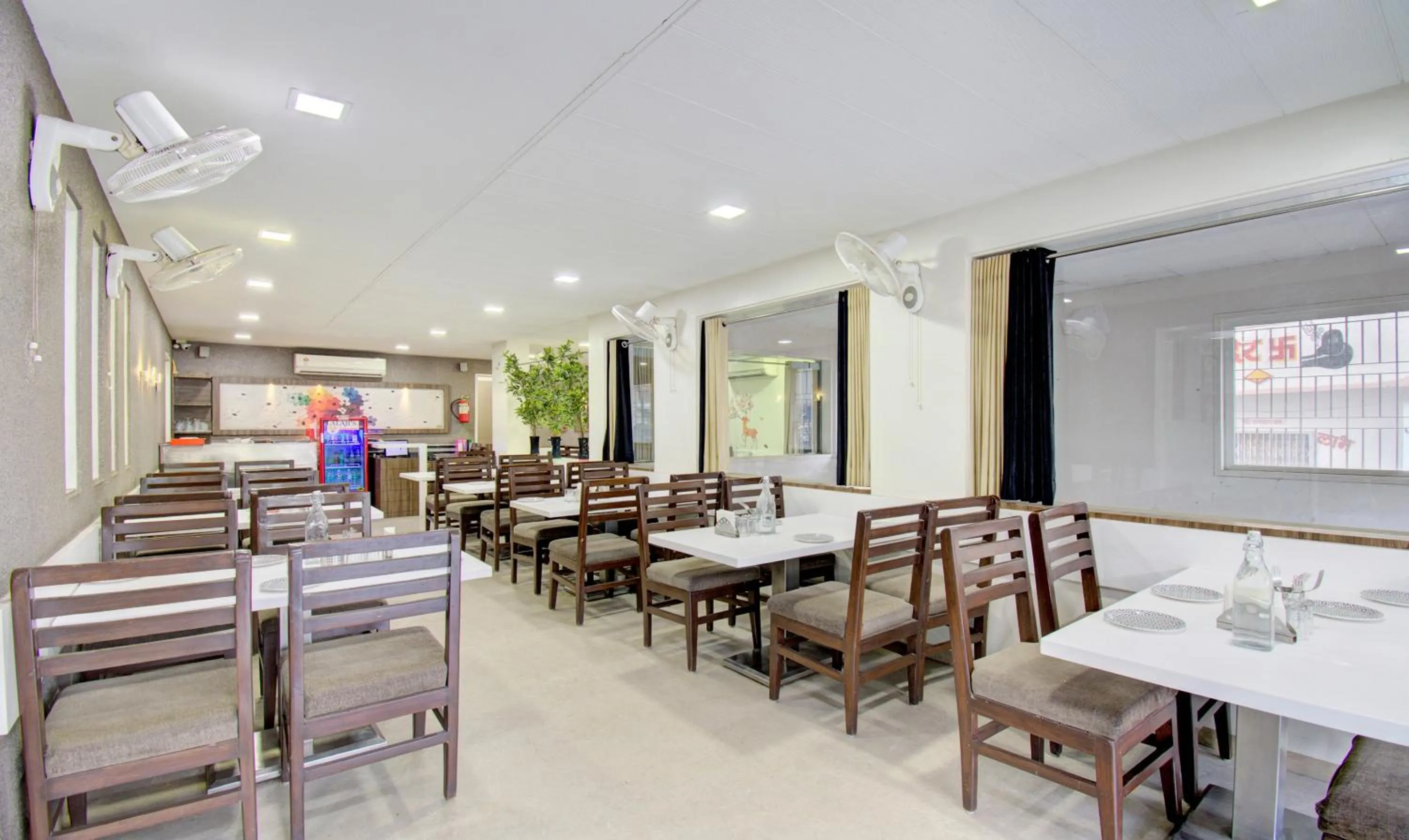 Restaurant/places to eat in Treebo Lalaji's Executive