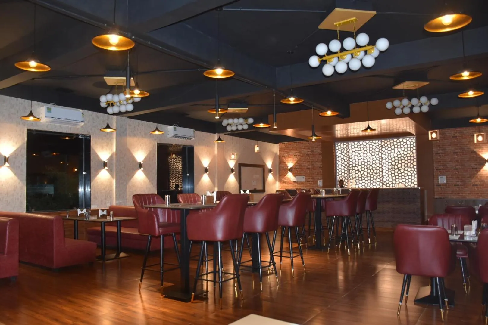 Restaurant/places to eat in Hotel Obsidian Red