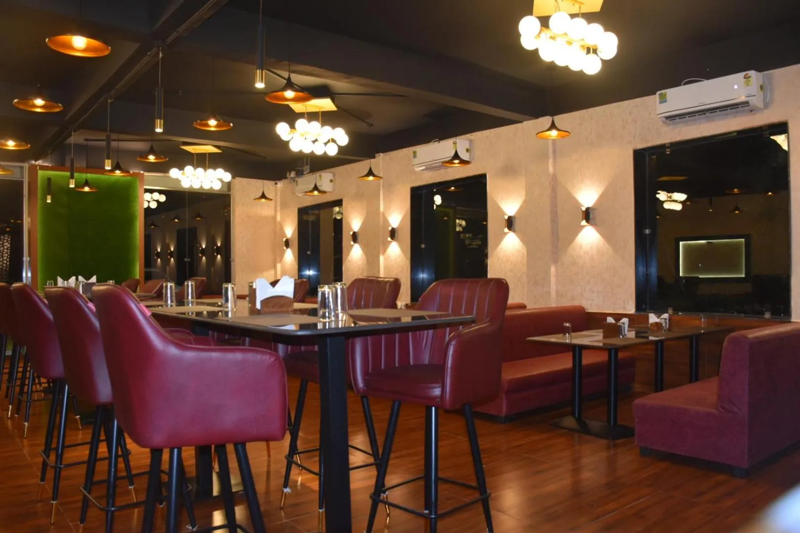 Restaurant/places to eat in Hotel Obsidian Red