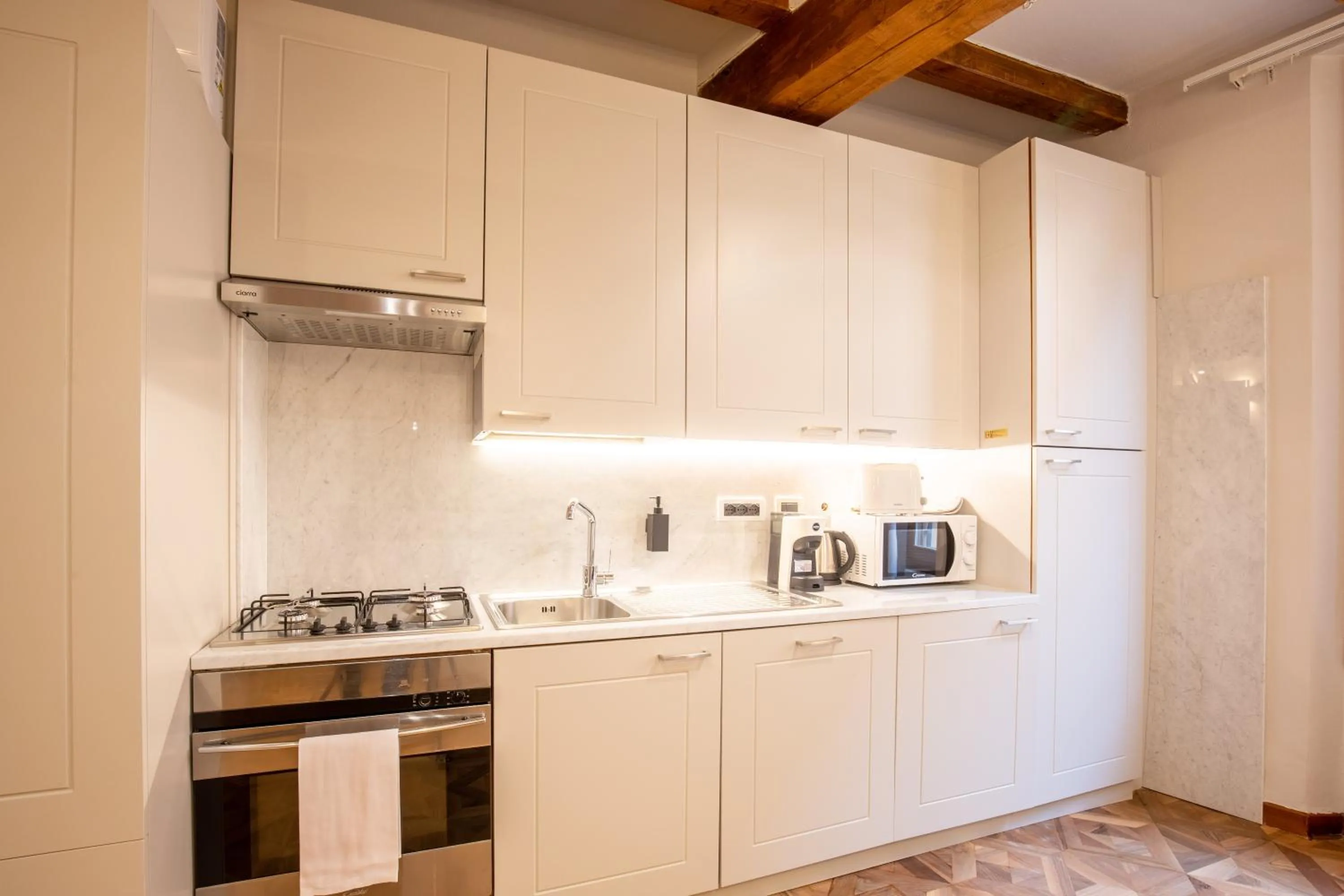 Kitchen or kitchenette in BolognaRoomscom - Falegnami Boutique