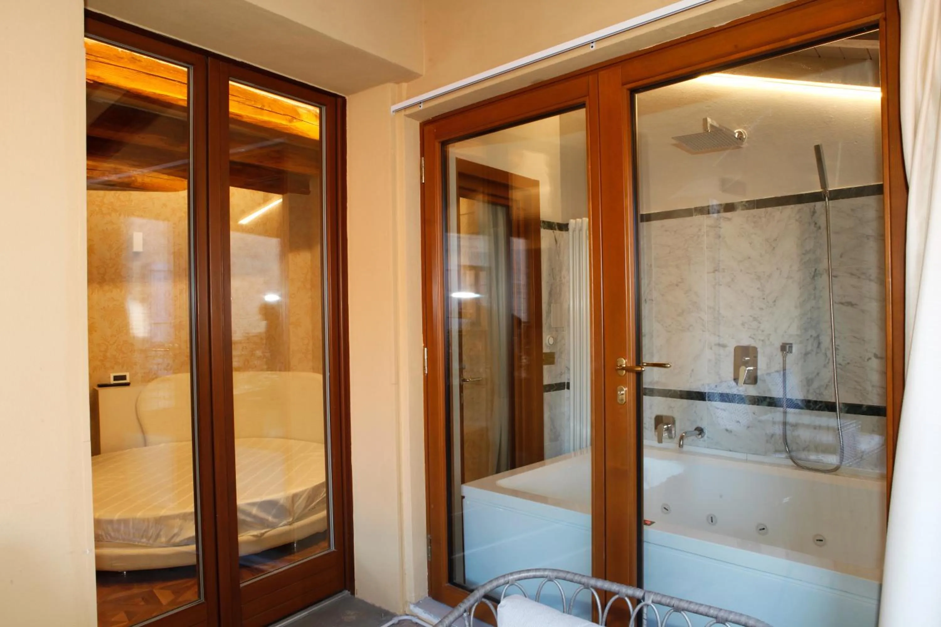 Hot Tub in BolognaRoomscom - Falegnami Boutique