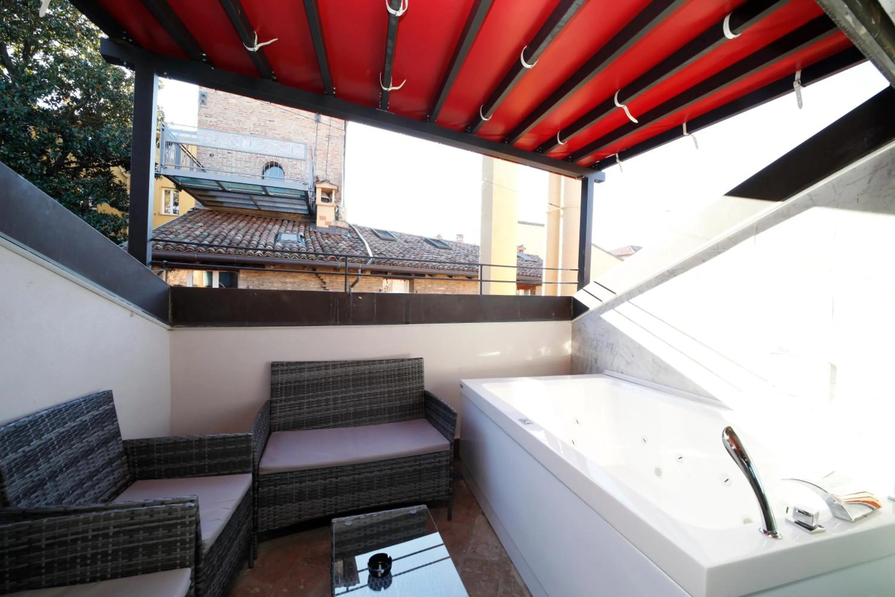Hot Tub in BolognaRoomscom - Falegnami Boutique