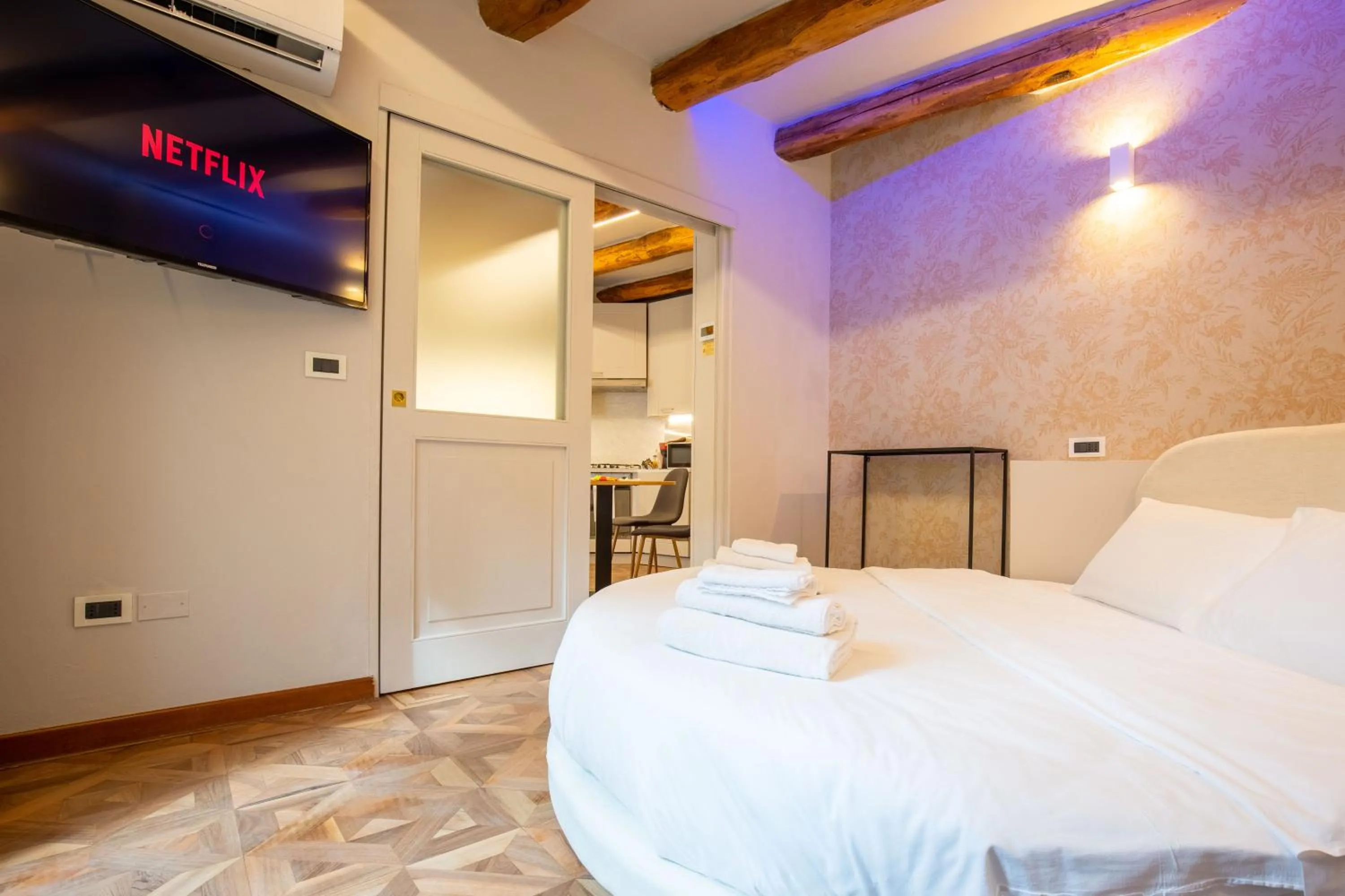 Bedroom, Bed in BolognaRoomscom - Falegnami Boutique