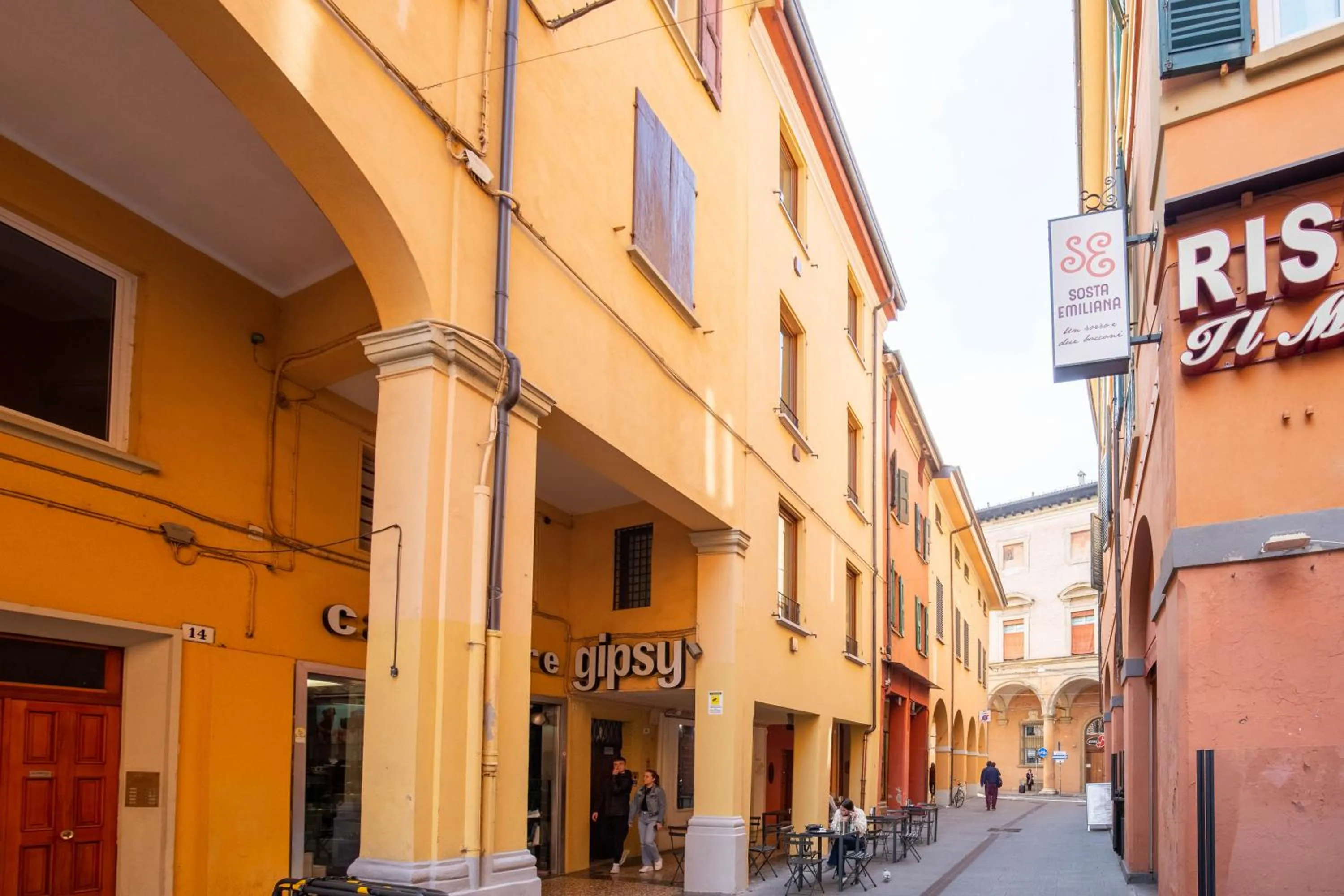 Property building in BolognaRoomscom - Falegnami Boutique