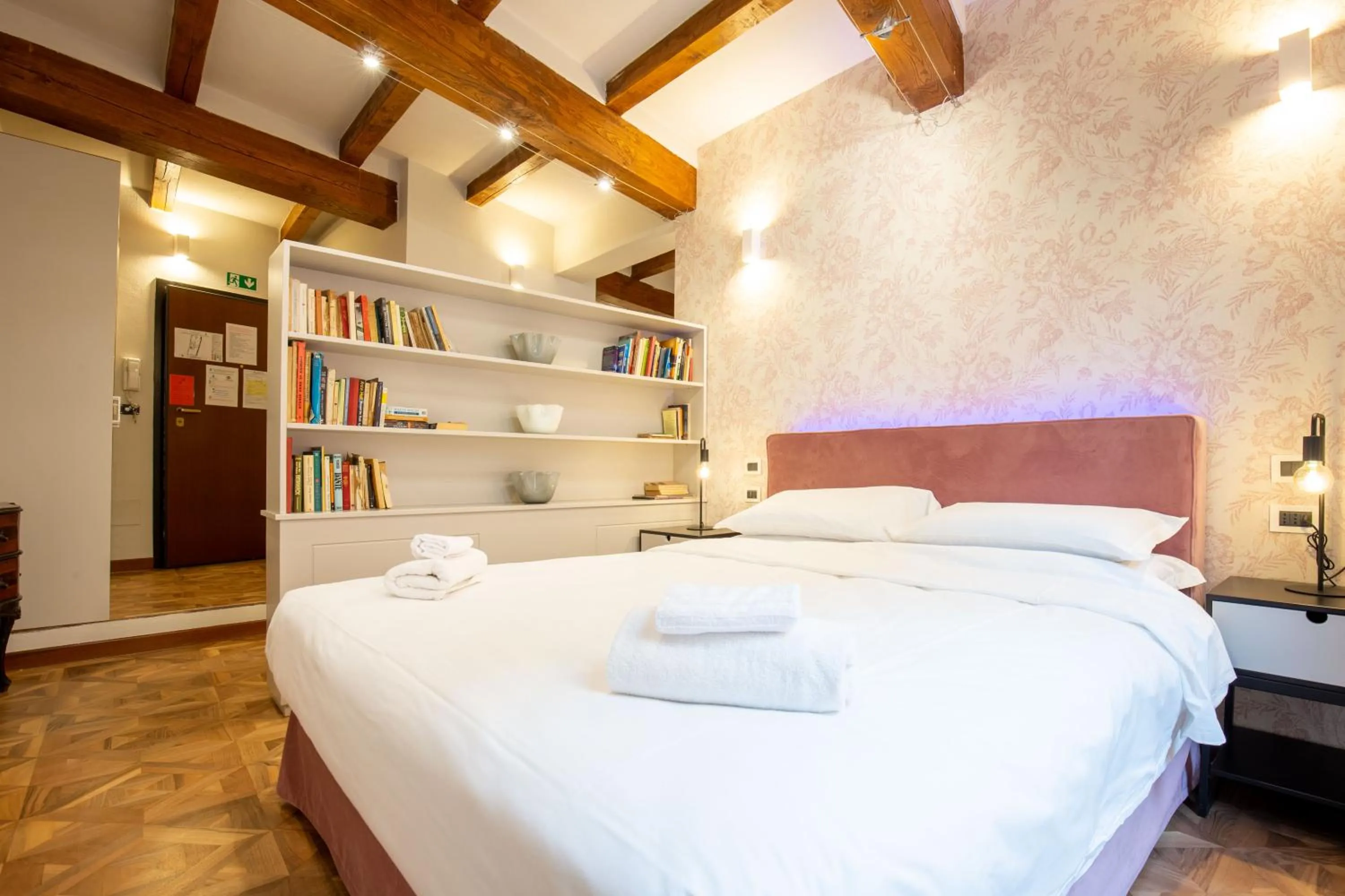 Bedroom, Bed in BolognaRoomscom - Falegnami Boutique