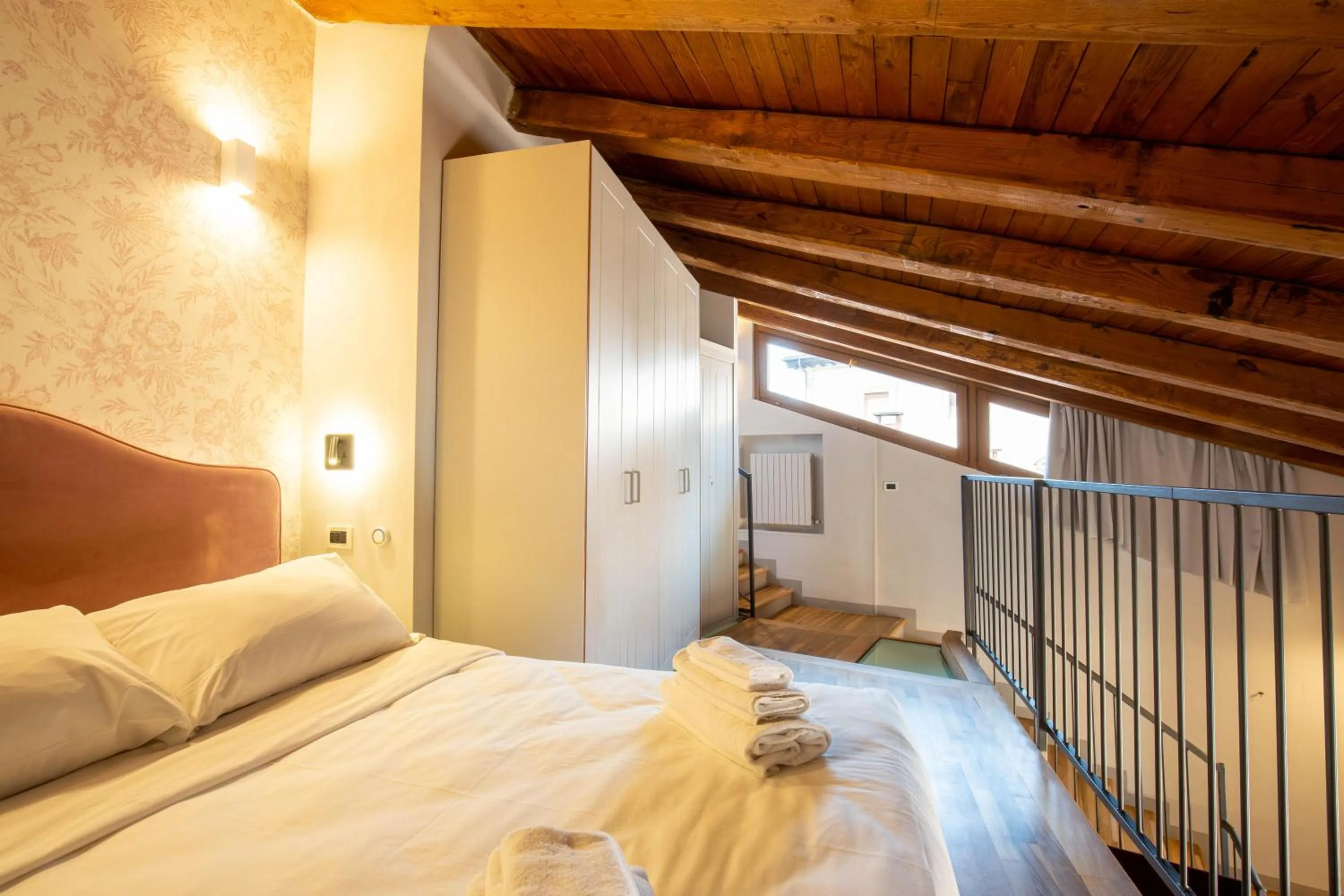 Bedroom, Bed in BolognaRoomscom - Falegnami Boutique