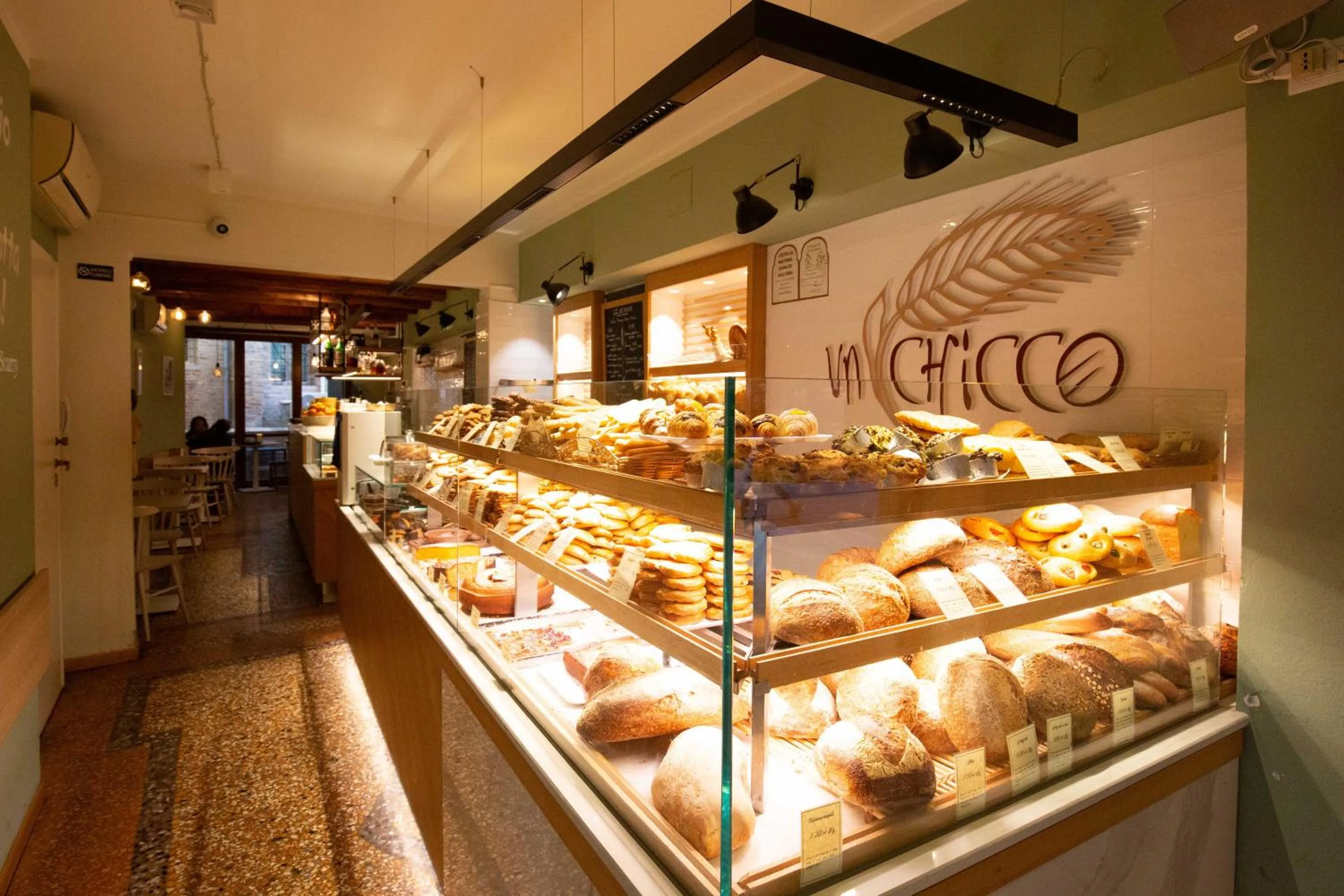 Food and drinks in BolognaRoomscom - Falegnami Boutique