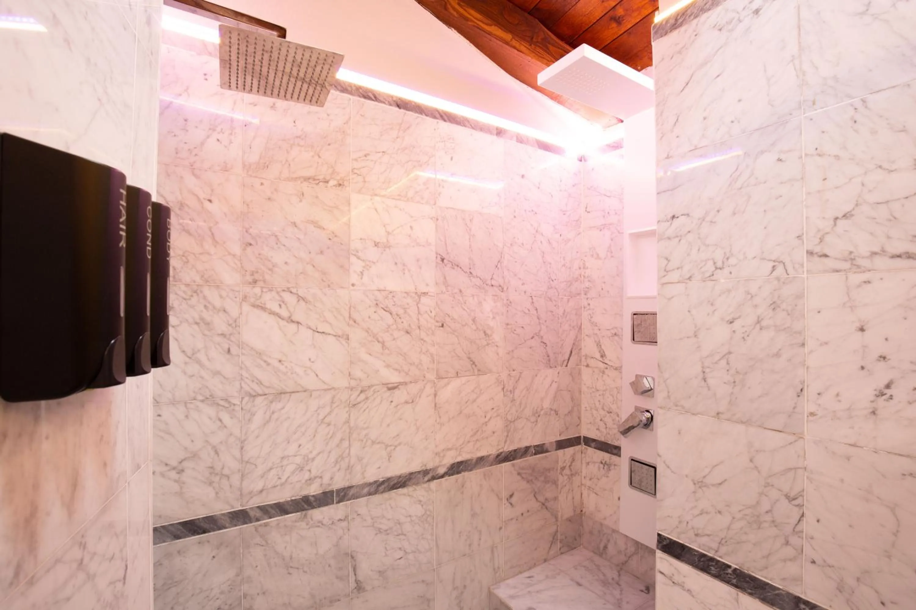 Shower in BolognaRoomscom - Falegnami Boutique